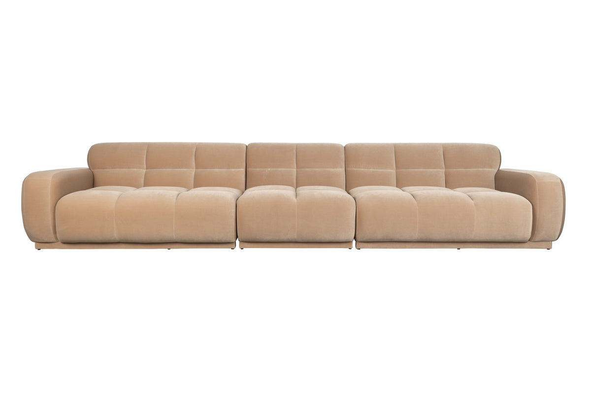 Beiges Polstersofa Hazel von Zuiver mit gerundeten Formen, Sitzfläche aus Polyester, Rahmen aus Gummibaumholz, fotografiert freigestellt.