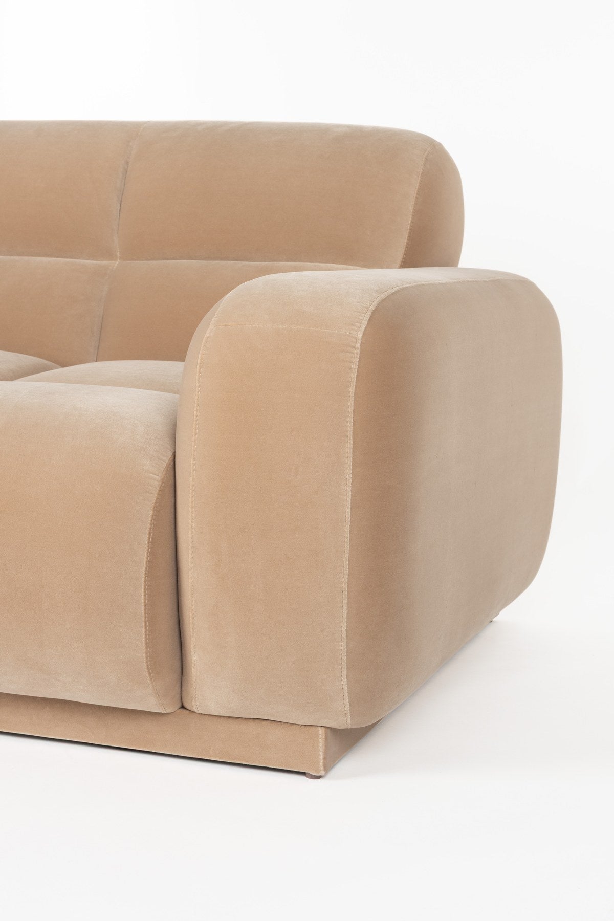 Beiges Ecksofa Hazel von Zuiver mit Chaise Longue links, Polyesterbezug, weicher Schaumstofffüllung und grosszügiger, runder Sitzform.