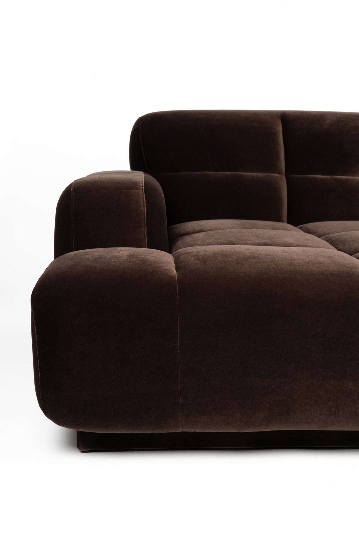 Braunes Ecksofa links Hazel von Zuiver mit Chaise Longue, gepolsterter Polyester-Bezug, grosszügige Form und weiche Rundungen.