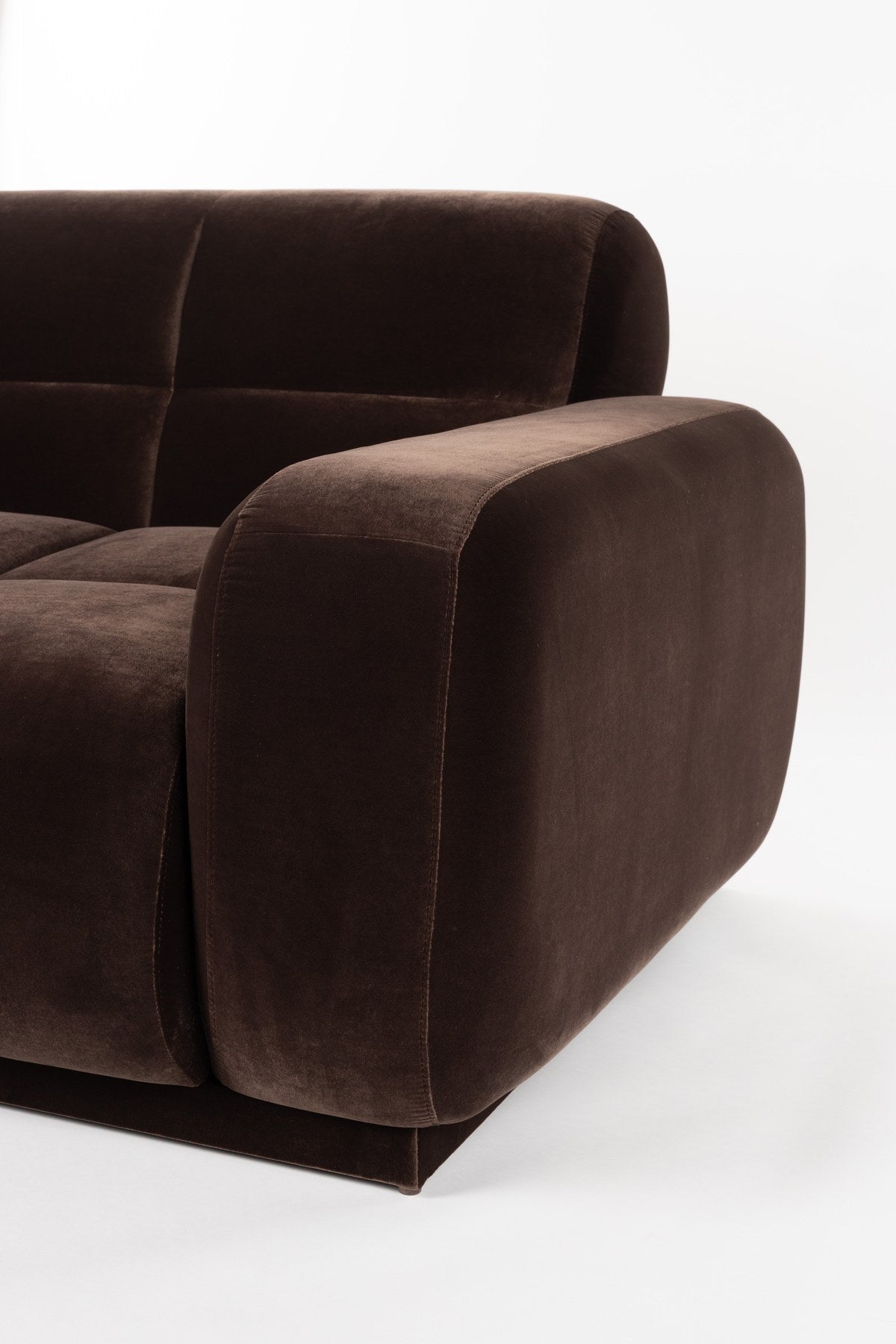 Braunes Ecksofa links Hazel von Zuiver mit Chaise Longue, gepolsterter Polyester-Bezug, grosszügige Form und weiche Rundungen.