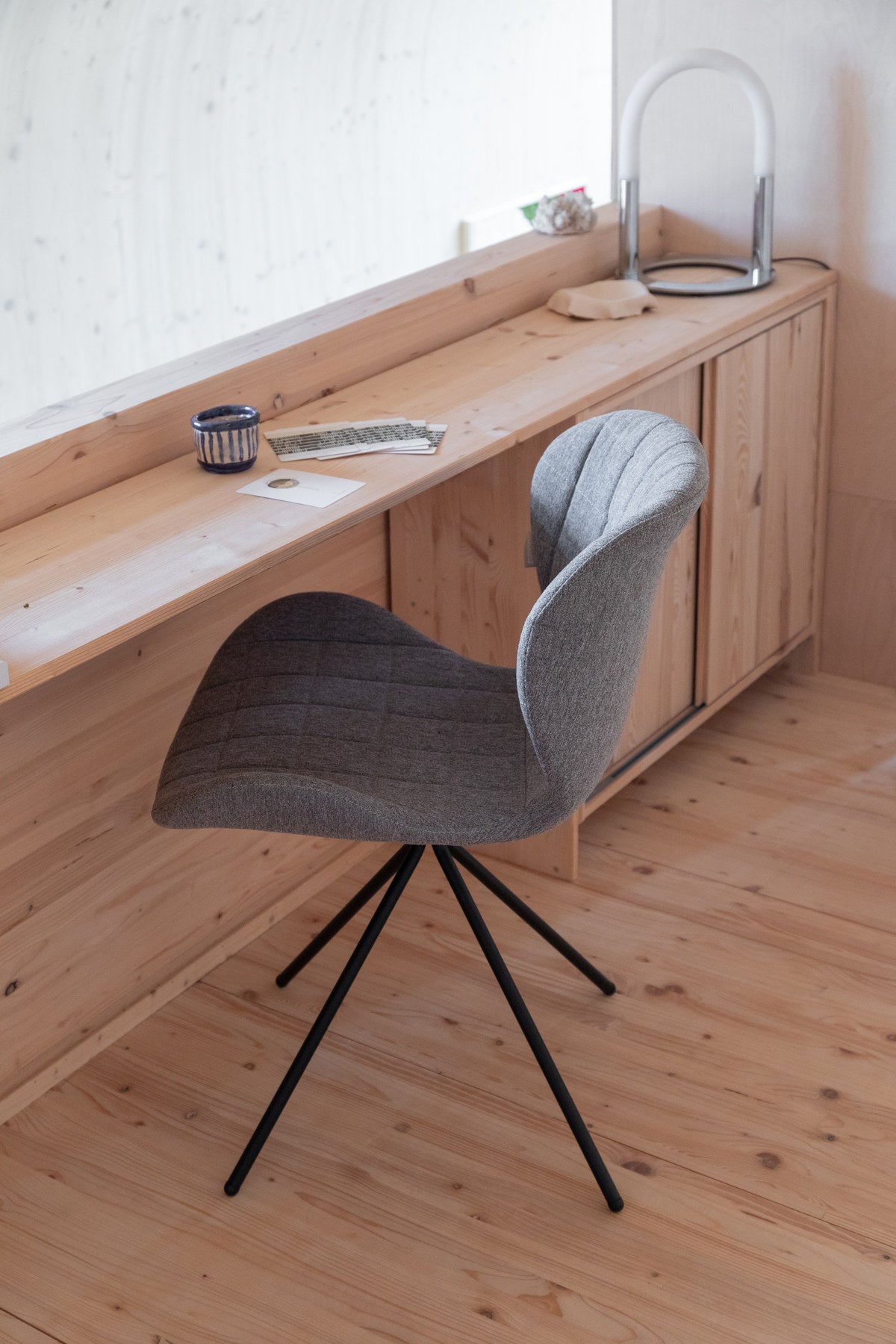 Stuhl Omg in Grau präsentiert im Onlineshop von KAQTU Design AG. Stuhl ist von Zuiver