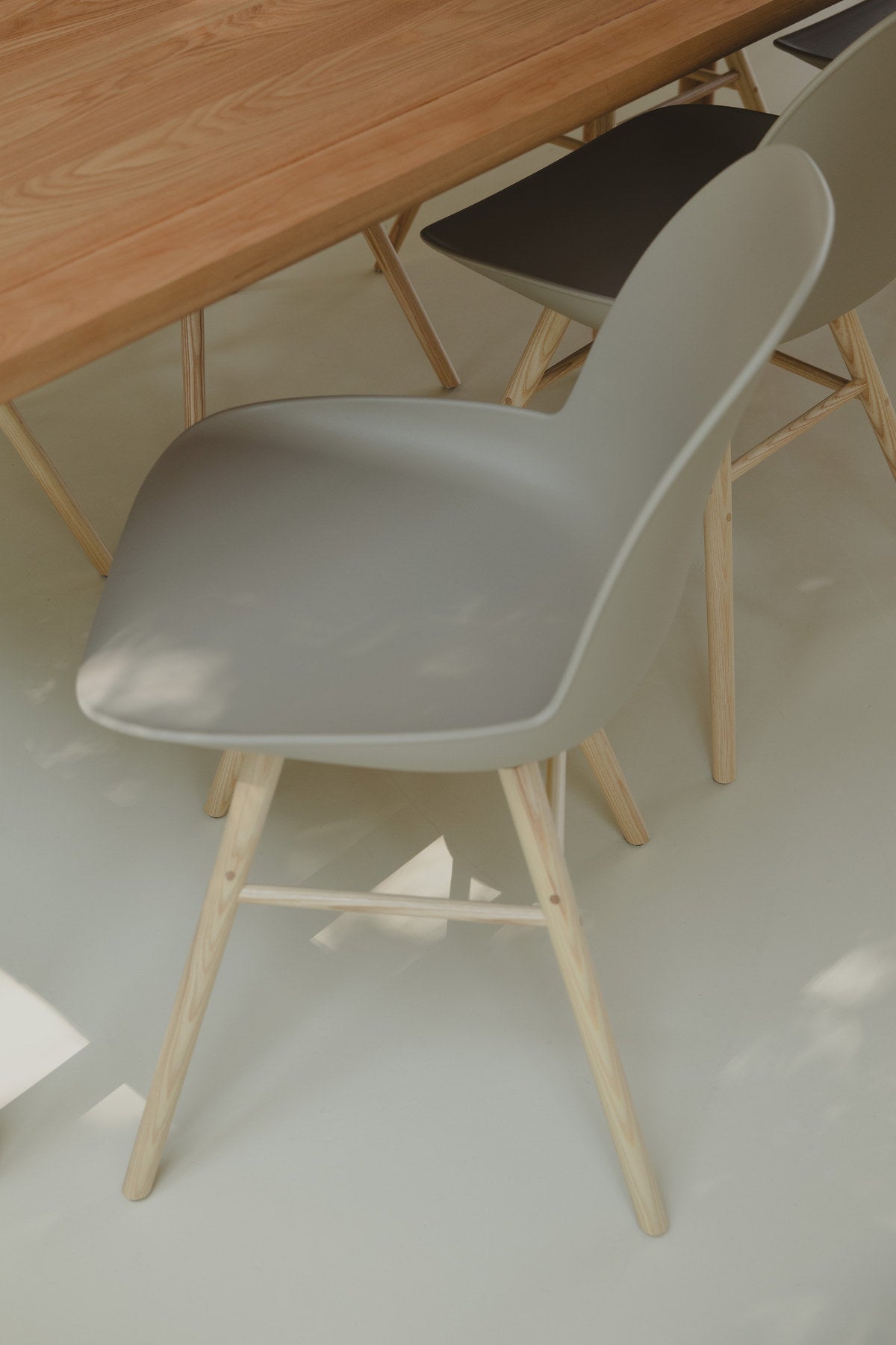 Stuhl Albert Kuip in Braun präsentiert im Onlineshop von KAQTU Design AG. Stuhl ist von Zuiver