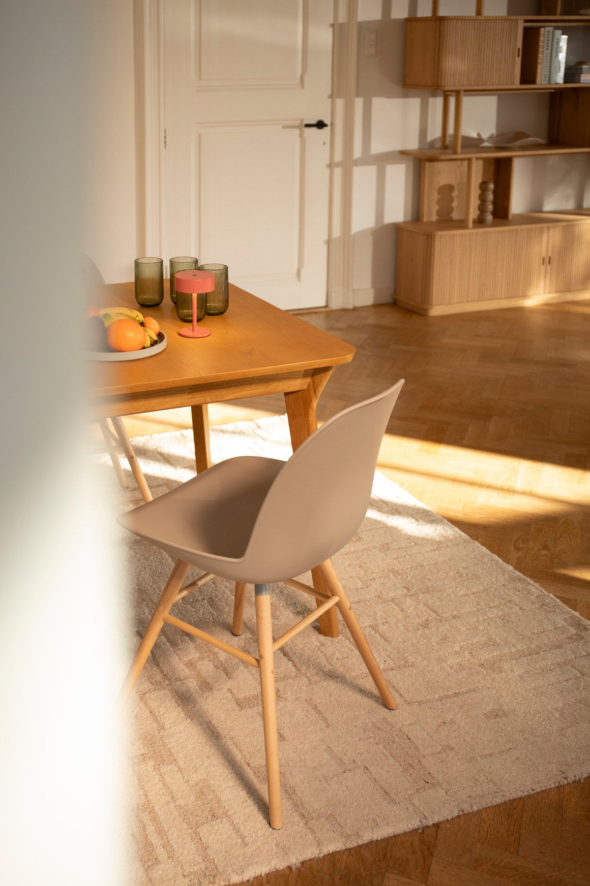 Stuhl Albert Kuip in Braun präsentiert im Onlineshop von KAQTU Design AG. Stuhl ist von Zuiver
