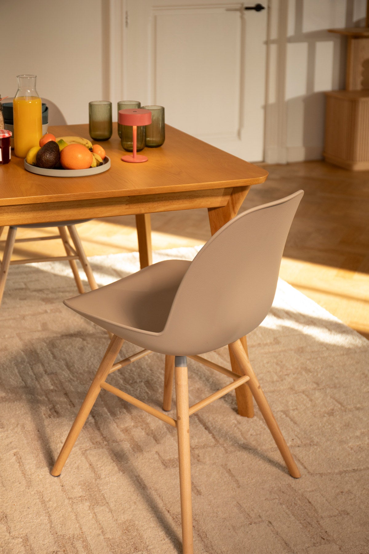 Stuhl Albert Kuip in Braun präsentiert im Onlineshop von KAQTU Design AG. Stuhl ist von Zuiver