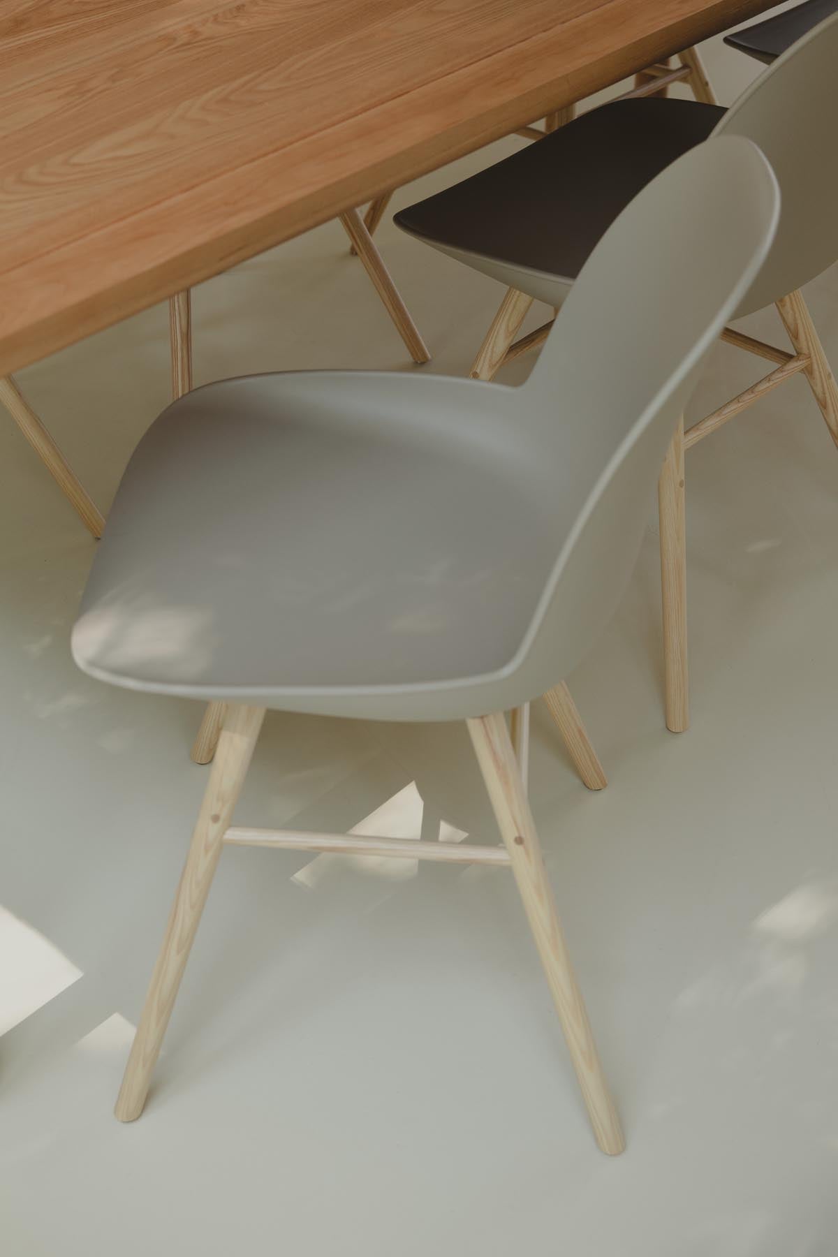 Stuhl Albert Kuip in Braun präsentiert im Onlineshop von KAQTU Design AG. Stuhl ist von Zuiver