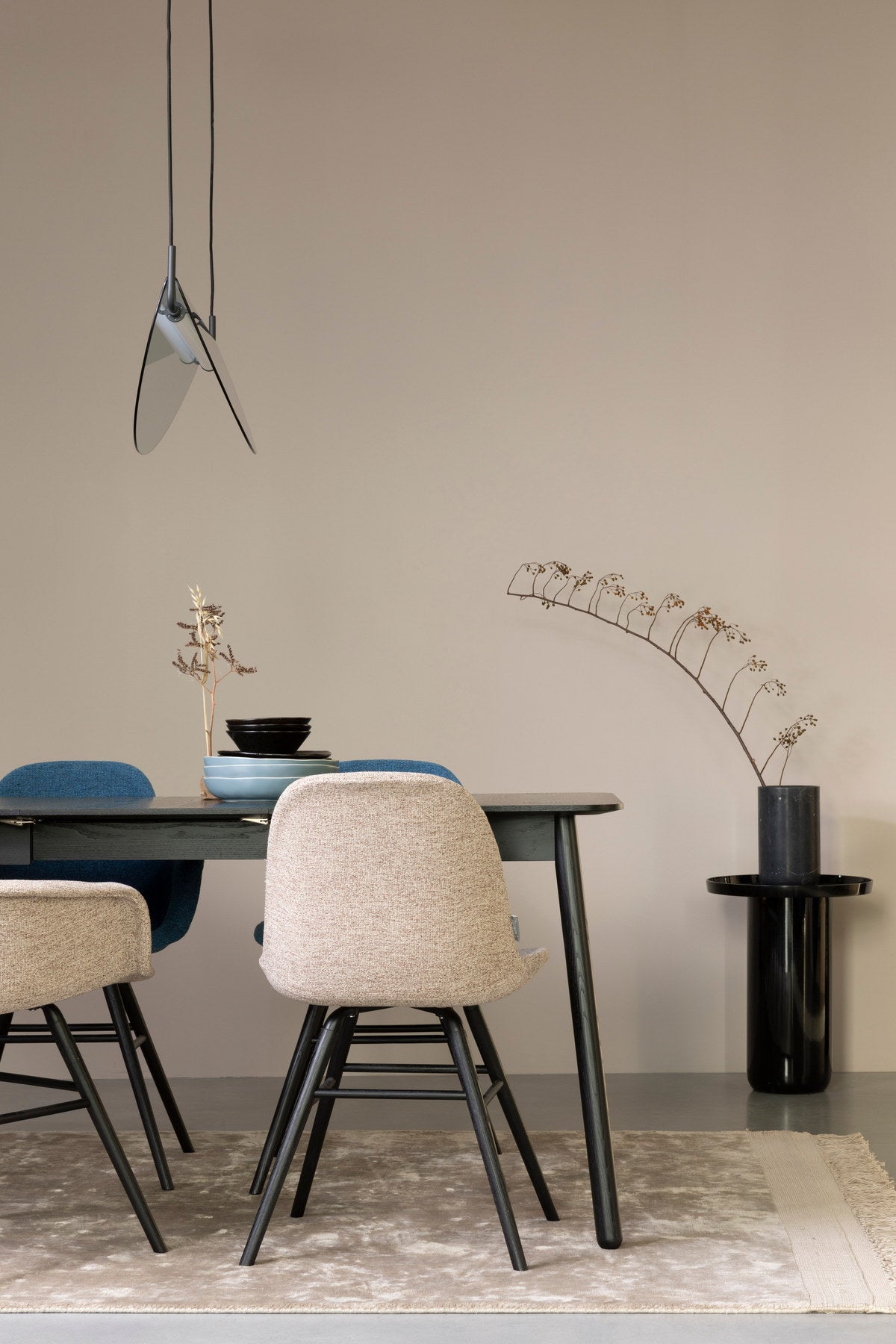 Stuhl Albert Kuip gepolstert in beige präsentiert im Onlineshop von KAQTU Design AG. Stuhl ist von Zuiver