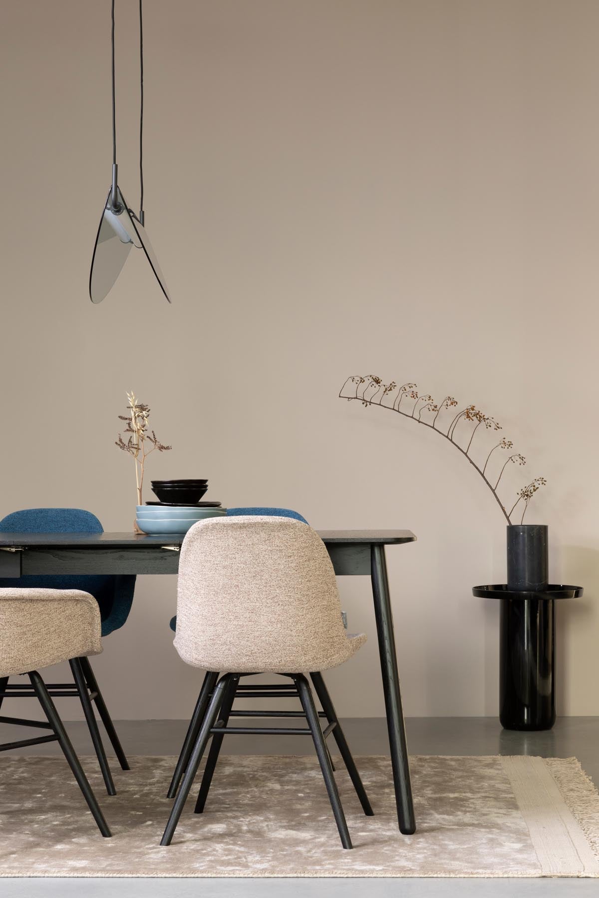 Stuhl Albert Kuip gepolstert in Beige präsentiert im Onlineshop von KAQTU Design AG. Stuhl ist von Zuiver