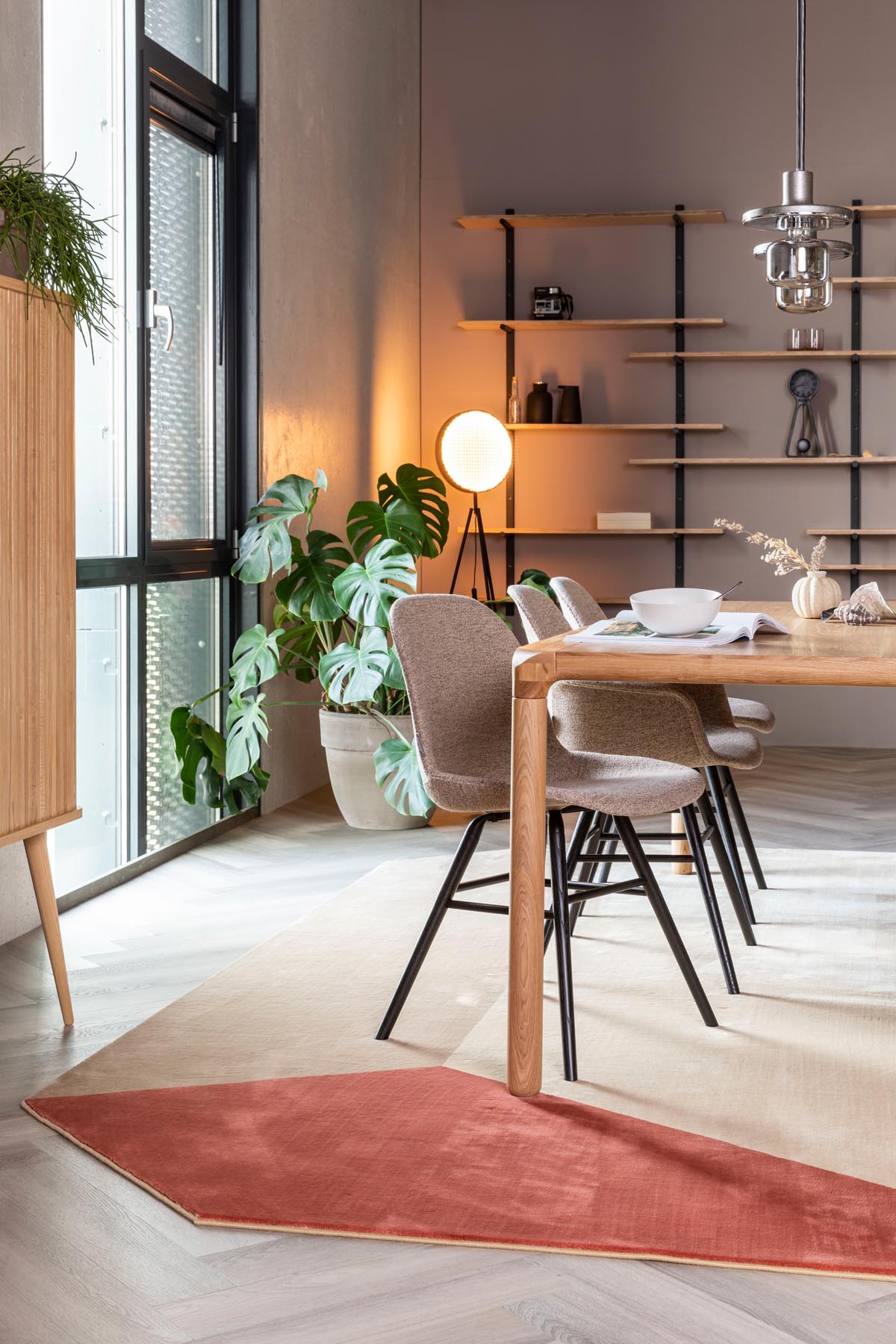 Stuhl Albert Kuip gepolstert in beige präsentiert im Onlineshop von KAQTU Design AG. Stuhl ist von Zuiver