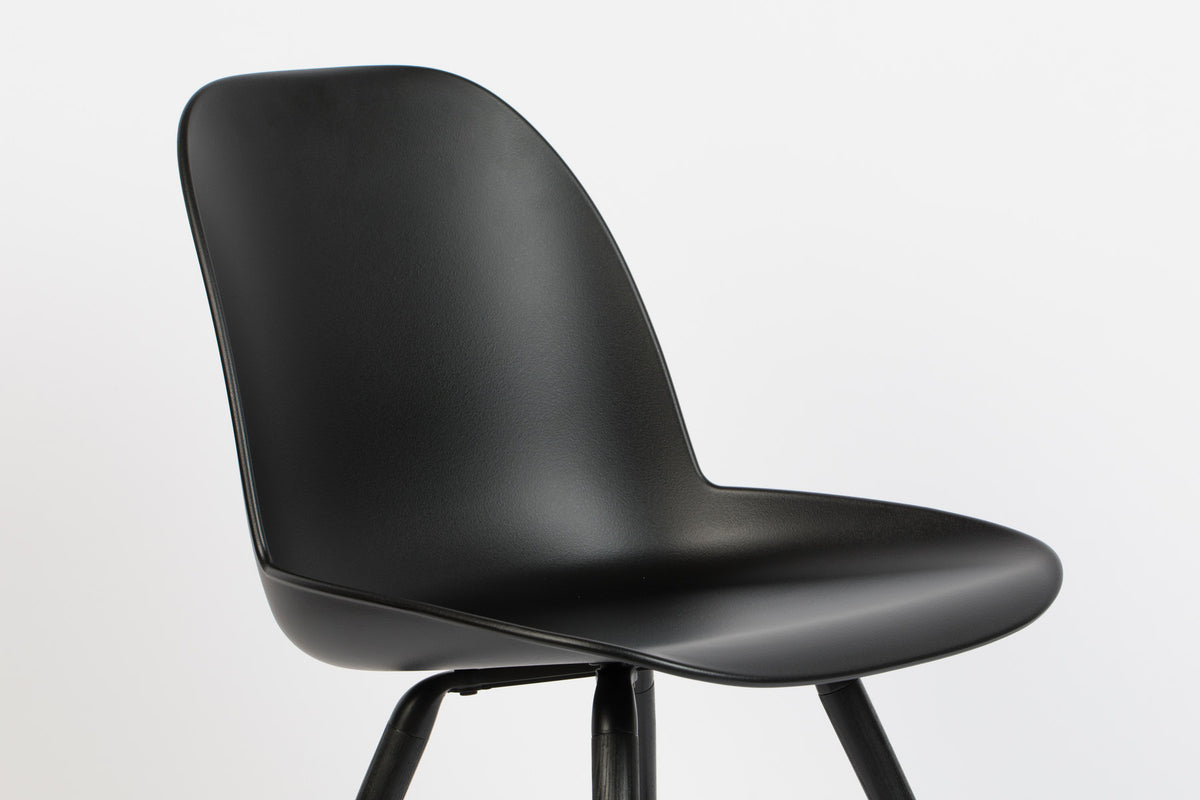 Stuhl Albert Kuip in Schwarz präsentiert im Onlineshop von KAQTU Design AG. Stuhl ist von Zuiver