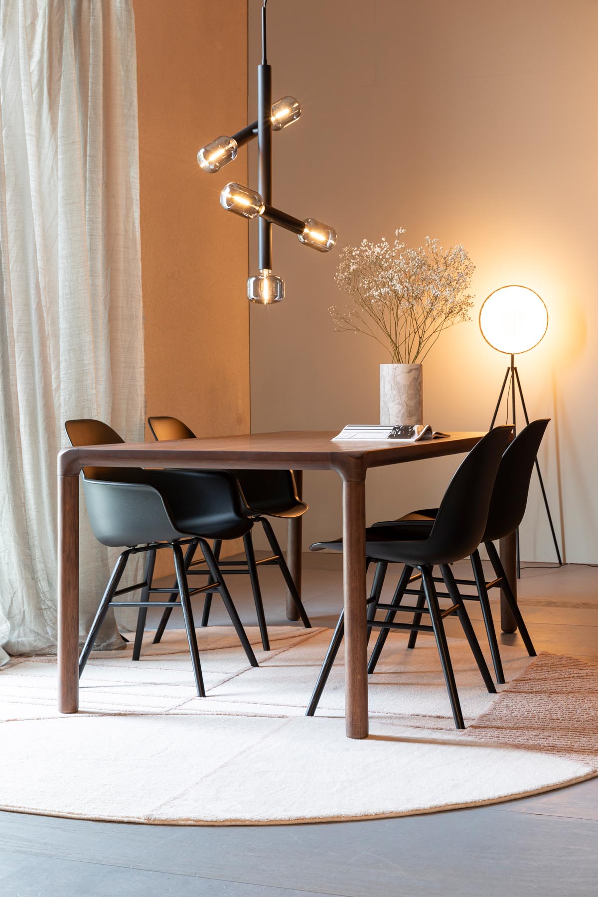 Stuhl Albert Kuip in Schwarz präsentiert im Onlineshop von KAQTU Design AG. Stuhl ist von Zuiver