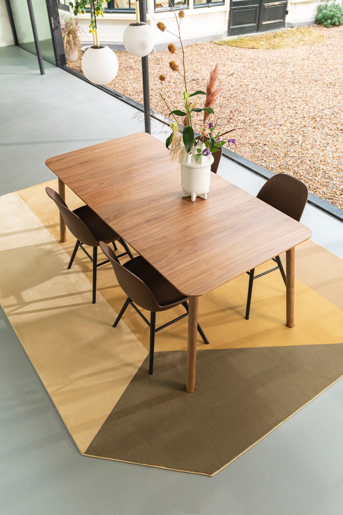 Stuhl Albert Kuip in Braun präsentiert im Onlineshop von KAQTU Design AG. Stuhl ist von Zuiver