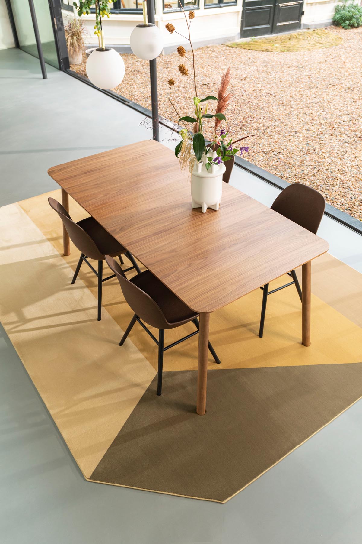 Stuhl Albert Kuip in Braun präsentiert im Onlineshop von KAQTU Design AG. Stuhl ist von Zuiver