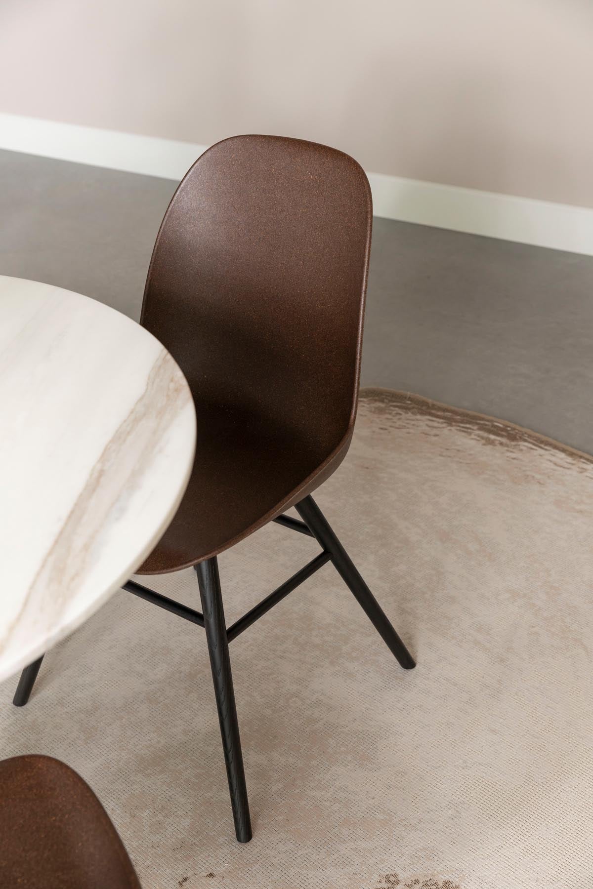 Stuhl Albert Kuip in Braun präsentiert im Onlineshop von KAQTU Design AG. Stuhl ist von Zuiver