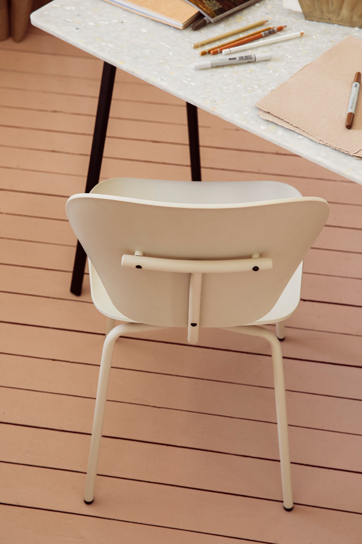 Esszimmerstuhl The Ocean mit Sitzschale aus Ozeanplastik auf Metallbeinen
