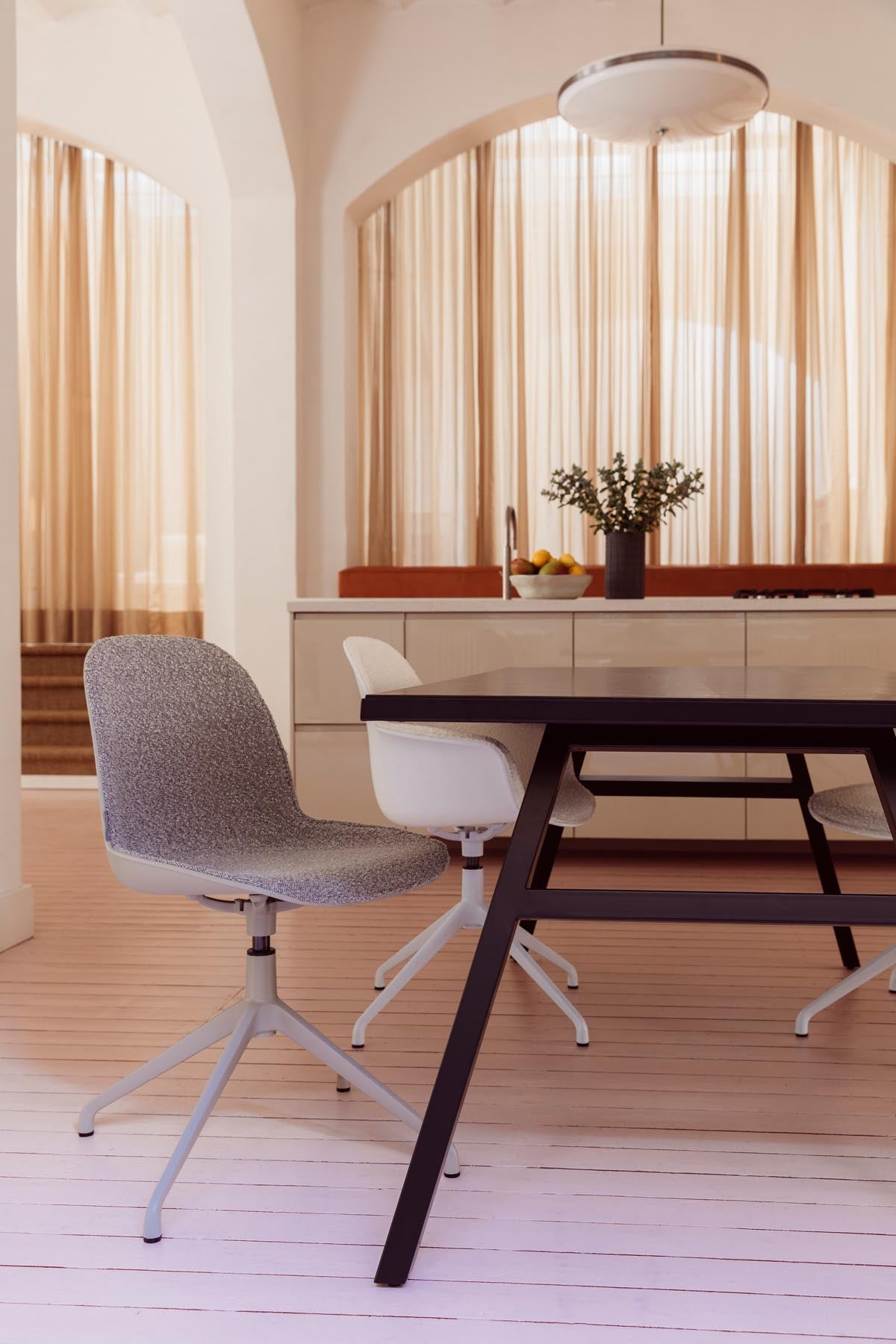 Stuhl Albert Kuip gepolstert in Taupe präsentiert im Onlineshop von KAQTU Design AG. Stuhl ist von Zuiver