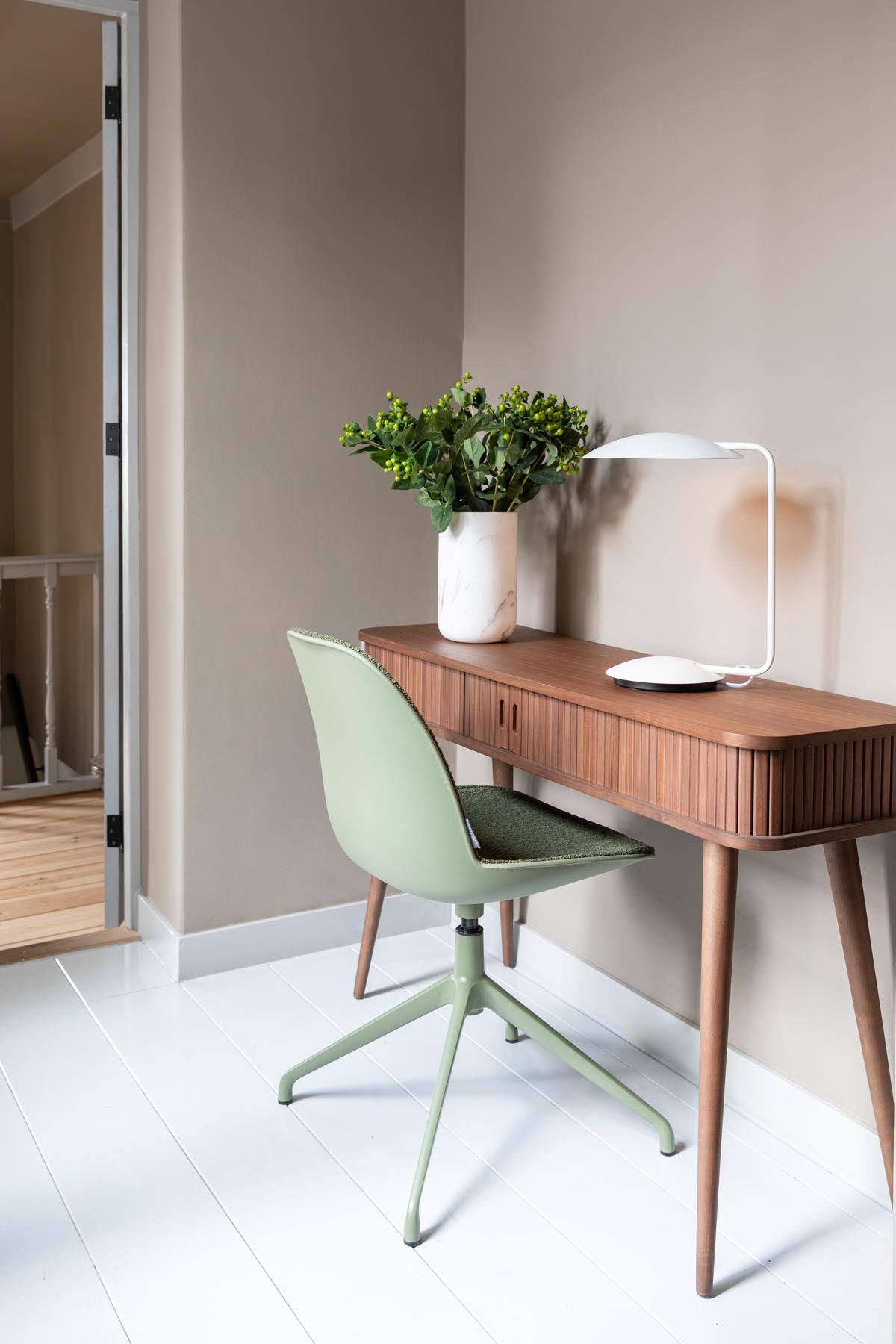 Stuhl Albert Kuip gepolstert in Grün präsentiert im Onlineshop von KAQTU Design AG. Stuhl ist von Zuiver