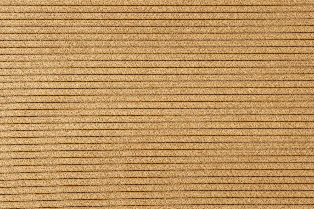 Stuhl Bonnet von Zuiver mit gepolstertem Sitz aus Cordstoff in Oker, schwarzem Metallgestell und schmaler Rückenlehne im Innenbereich.