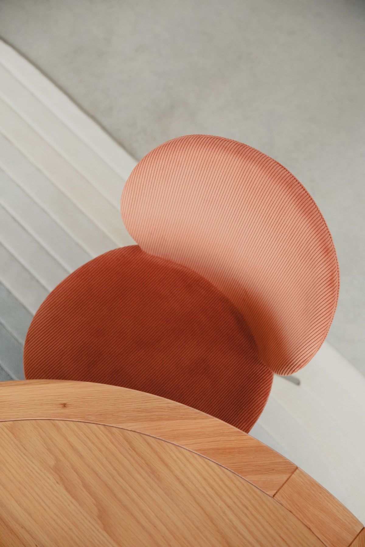 Stuhl Bonnet von Zuiver mit gepolstertem Sitz aus Cordstoff in Oker, schwarzem Metallgestell und schmaler Rückenlehne im Innenbereich.