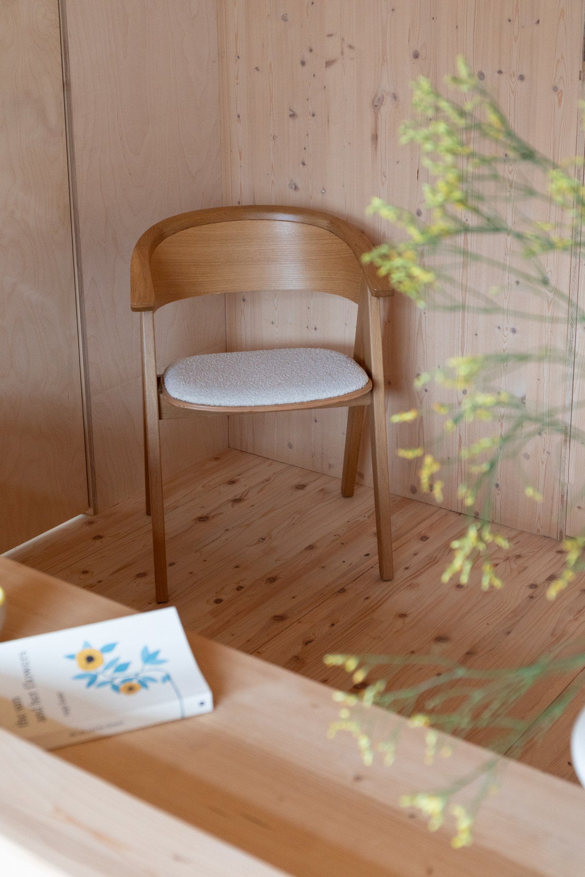 Stuhl Ndsm in Natural präsentiert im Onlineshop von KAQTU Design AG. Schalenstuhl mit Armlehne ist von Zuiver