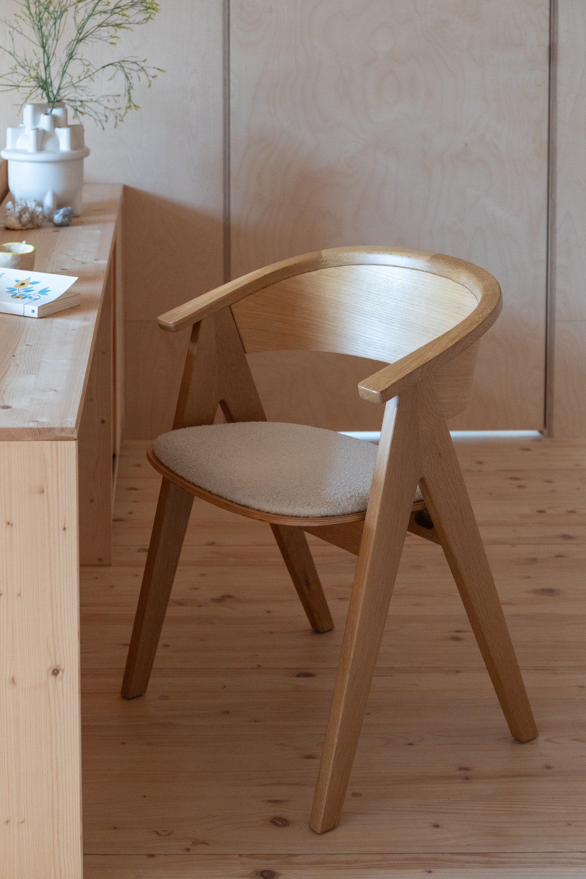 Stuhl Ndsm in Natural präsentiert im Onlineshop von KAQTU Design AG. Schalenstuhl mit Armlehne ist von Zuiver