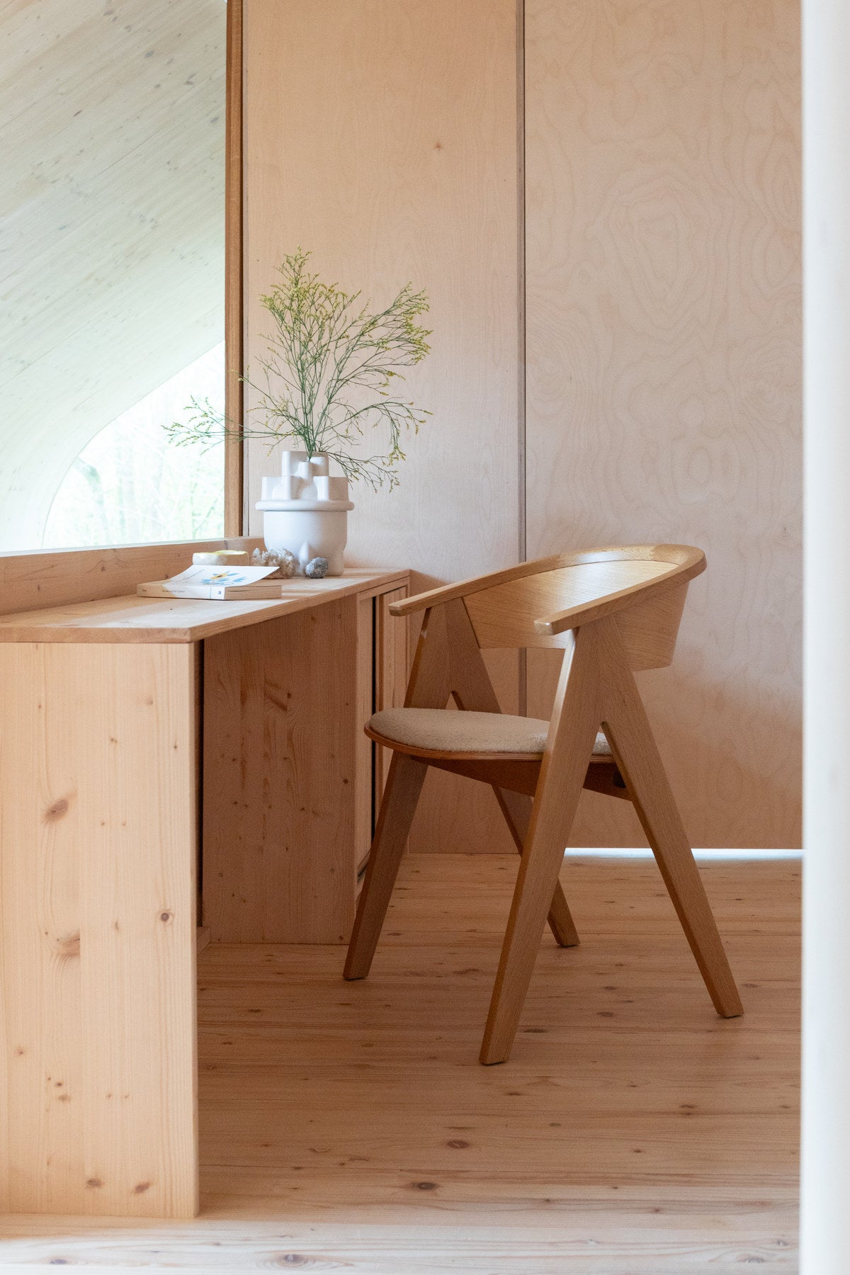 Stuhl Ndsm in Natural präsentiert im Onlineshop von KAQTU Design AG. Schalenstuhl mit Armlehne ist von Zuiver