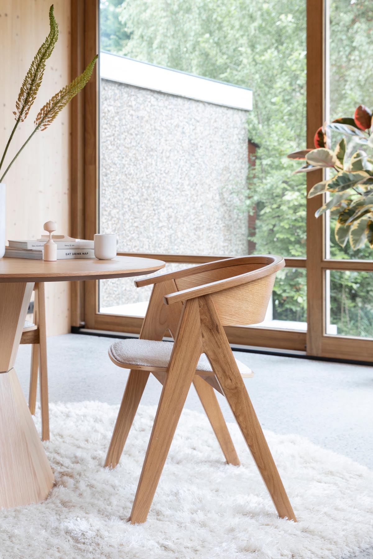 Stuhl Ndsm in Braun präsentiert im Onlineshop von KAQTU Design AG. Schalenstuhl mit Armlehne ist von Zuiver