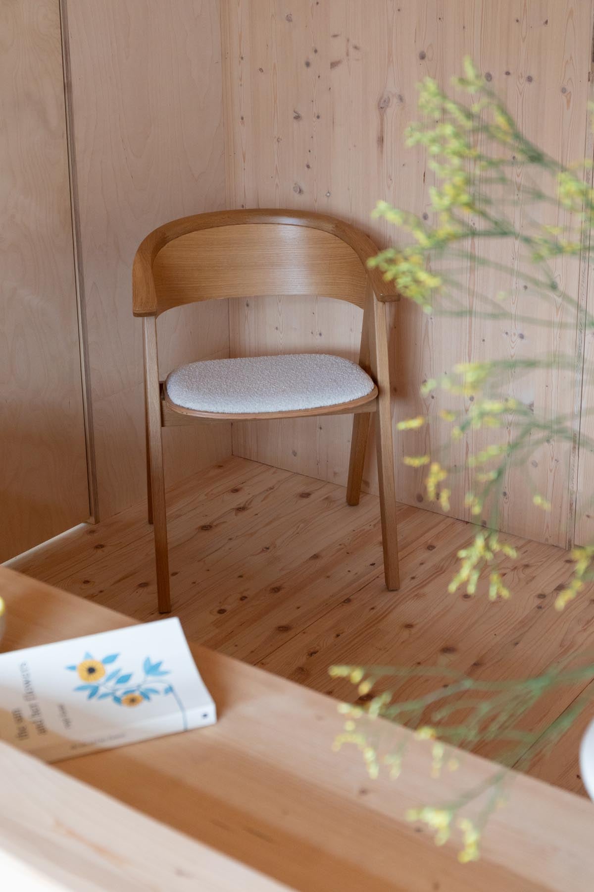 Stuhl Ndsm in Natural präsentiert im Onlineshop von KAQTU Design AG. Schalenstuhl mit Armlehne ist von Zuiver
