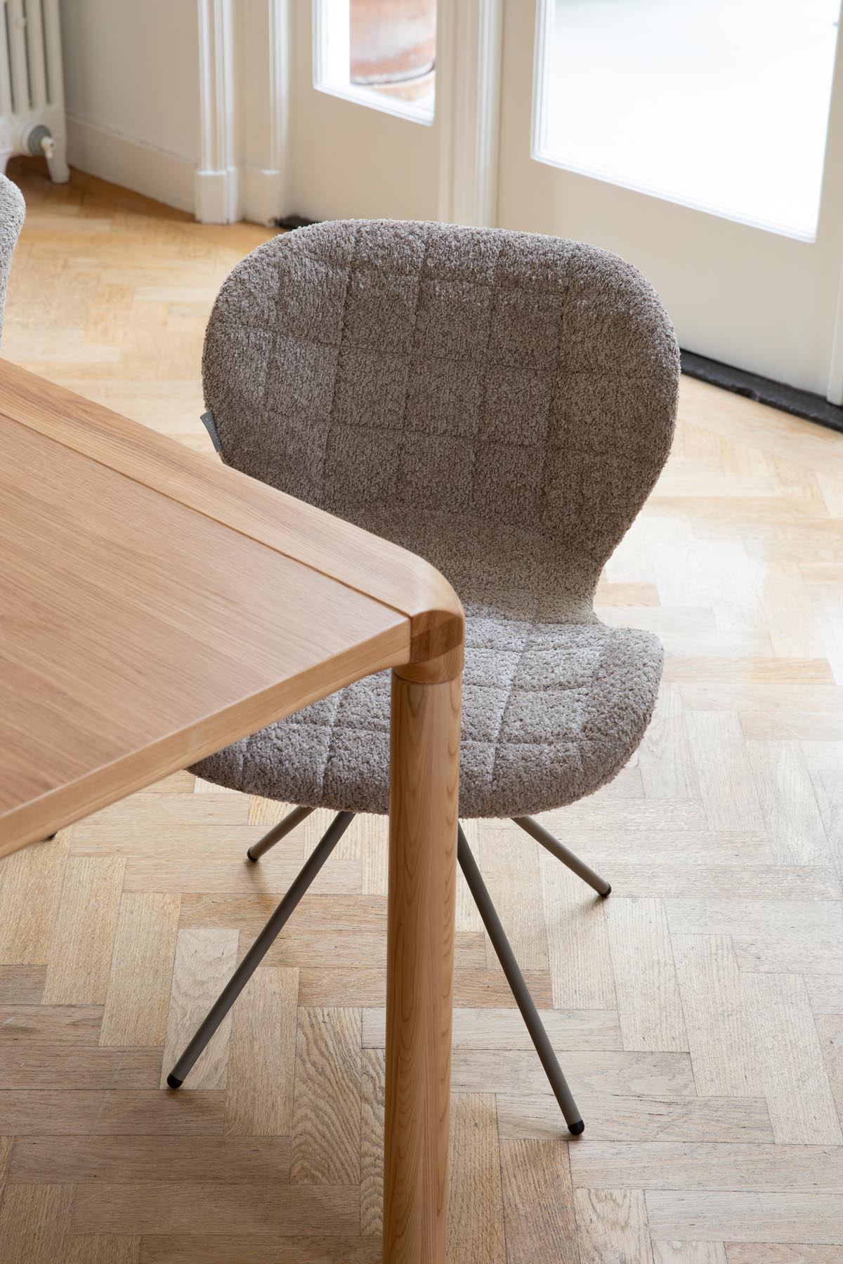 Stuhl OMG Soft in  Beige präsentiert im Onlineshop von KAQTU Design AG. Stuhl ist von Zuiver