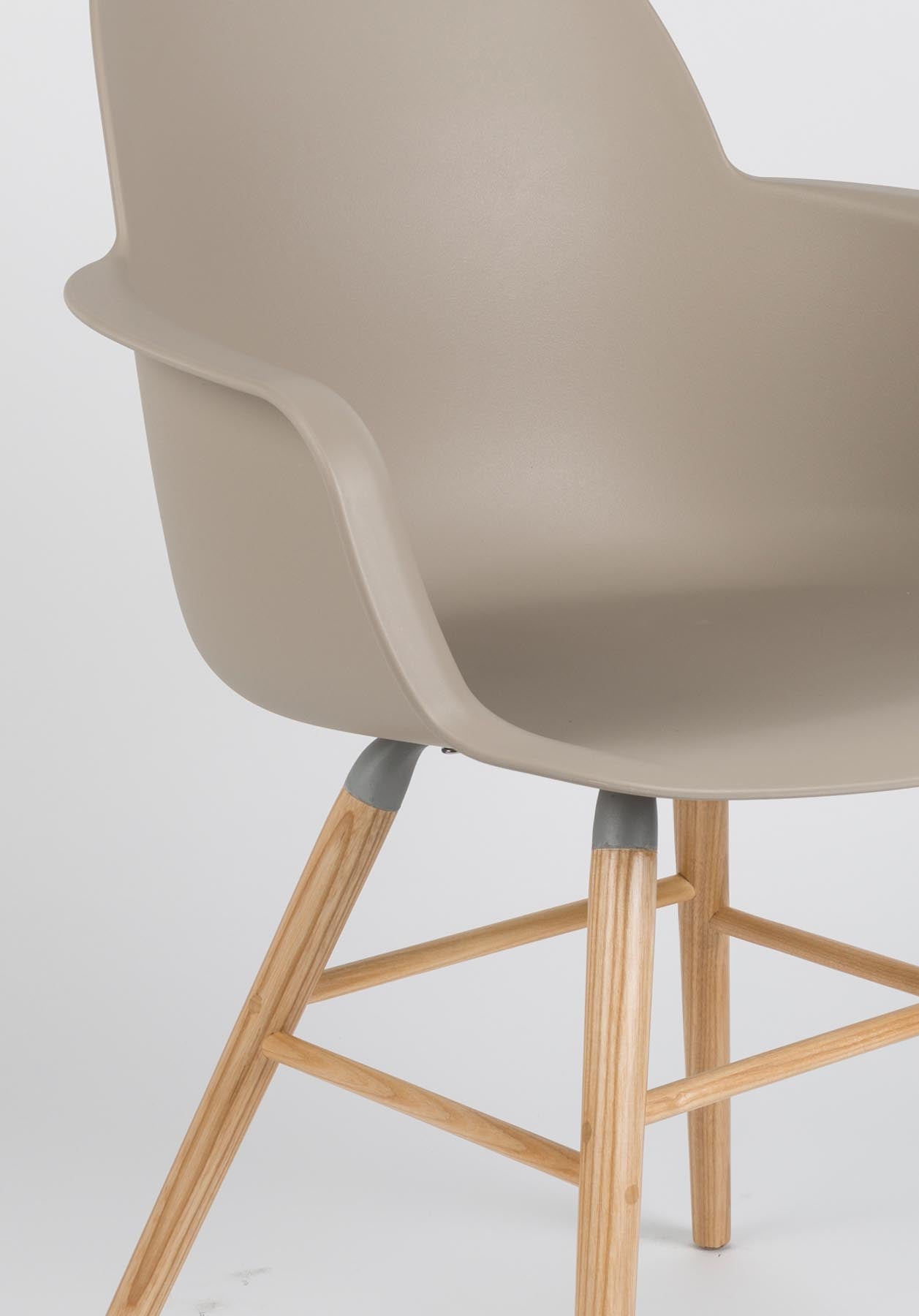 Armlehnstuhl Albert Kuip  in Taupe präsentiert im Onlineshop von KAQTU Design AG. Stuhl mit Armlehne ist von Zuiver