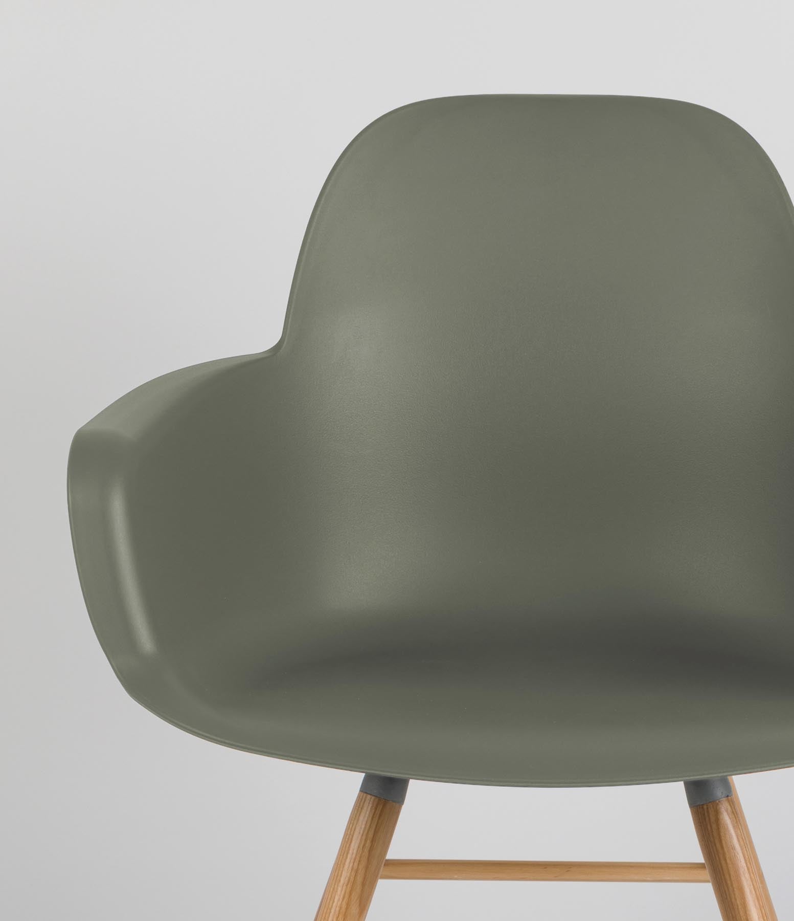 Armlehnstuhl Albert Kuip  in Grün präsentiert im Onlineshop von KAQTU Design AG. Stuhl mit Armlehne ist von Zuiver