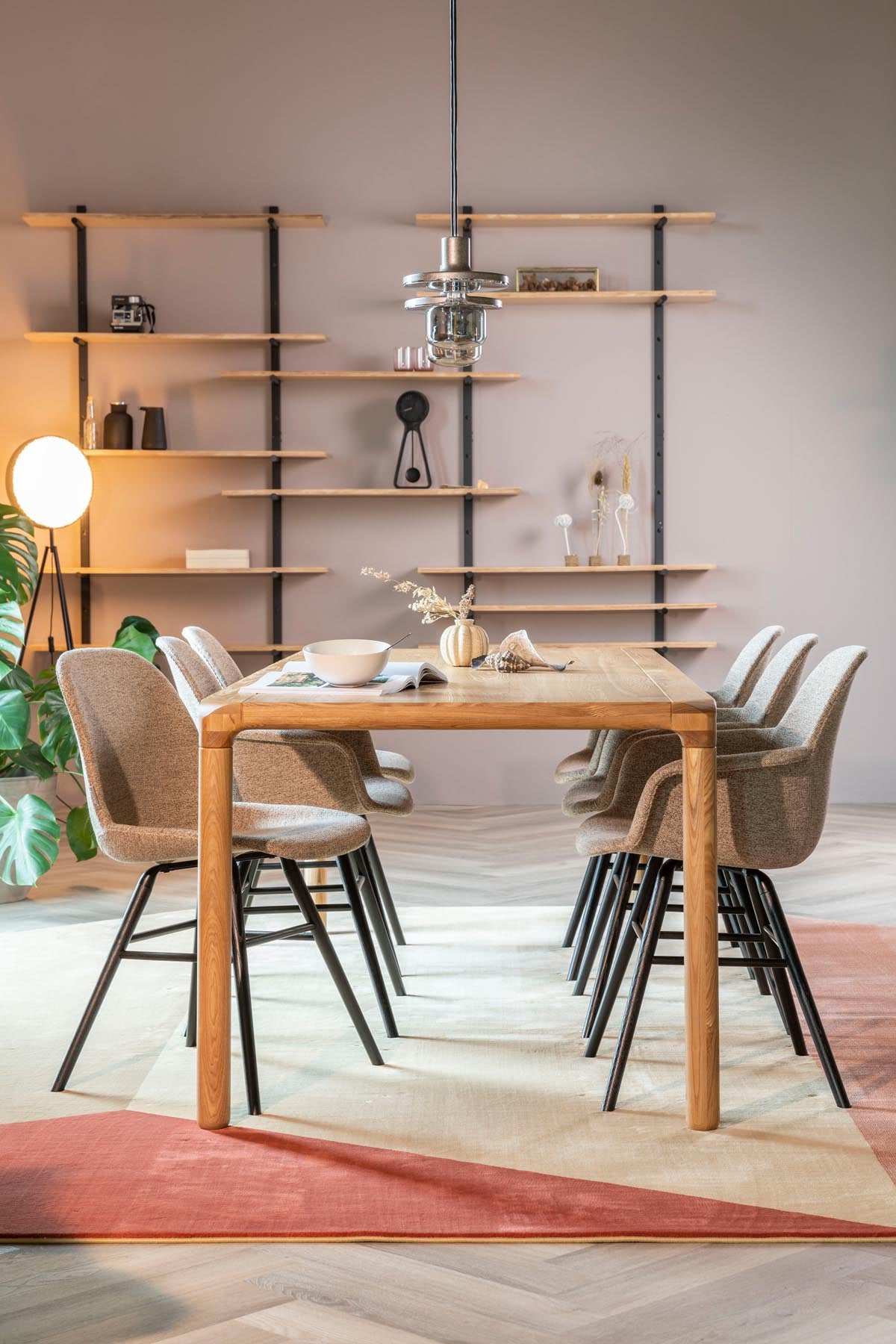 Armlehnstuhl Albert Kuip gepolstert in beige präsentiert im Onlineshop von KAQTU Design AG. Stuhl mit Armlehne ist von Zuiver