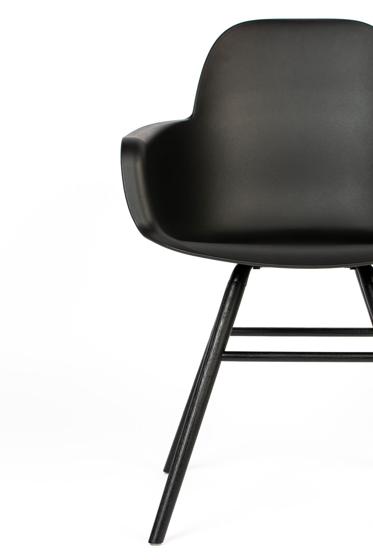 Armlehnstuhl Albert Kuip  in Schwarz präsentiert im Onlineshop von KAQTU Design AG. Stuhl mit Armlehne ist von Zuiver