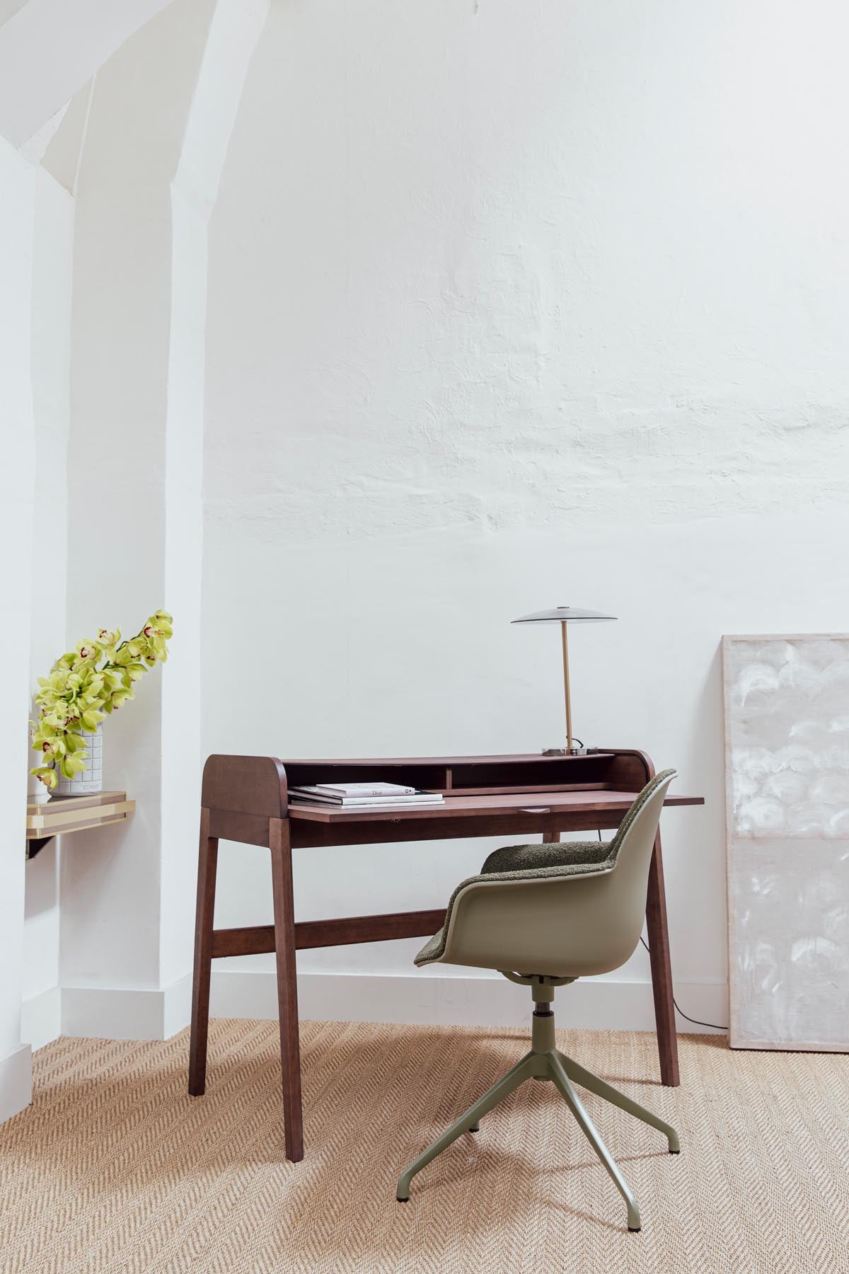 Armlehnstuhl Albert Kuip Swivel  in Grün präsentiert im Onlineshop von KAQTU Design AG. Dreh-Schalenstuhl mit Armlehnen ist von Zuiver
