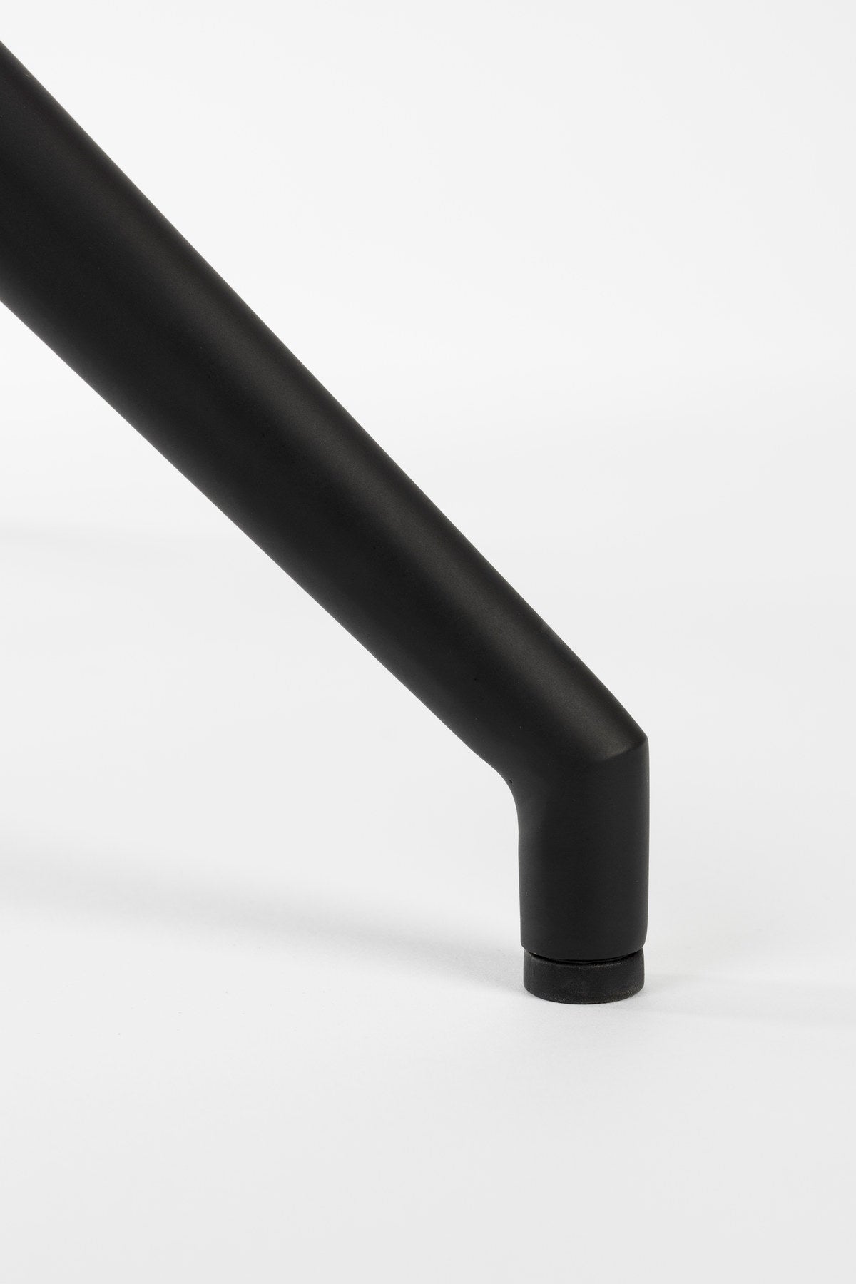 Armlehnstuhl Doulton Swivel in Schwarz präsentiert im Onlineshop von KAQTU Design AG. Dreh-Schalenstuhl mit Armlehnen ist von Zuiver