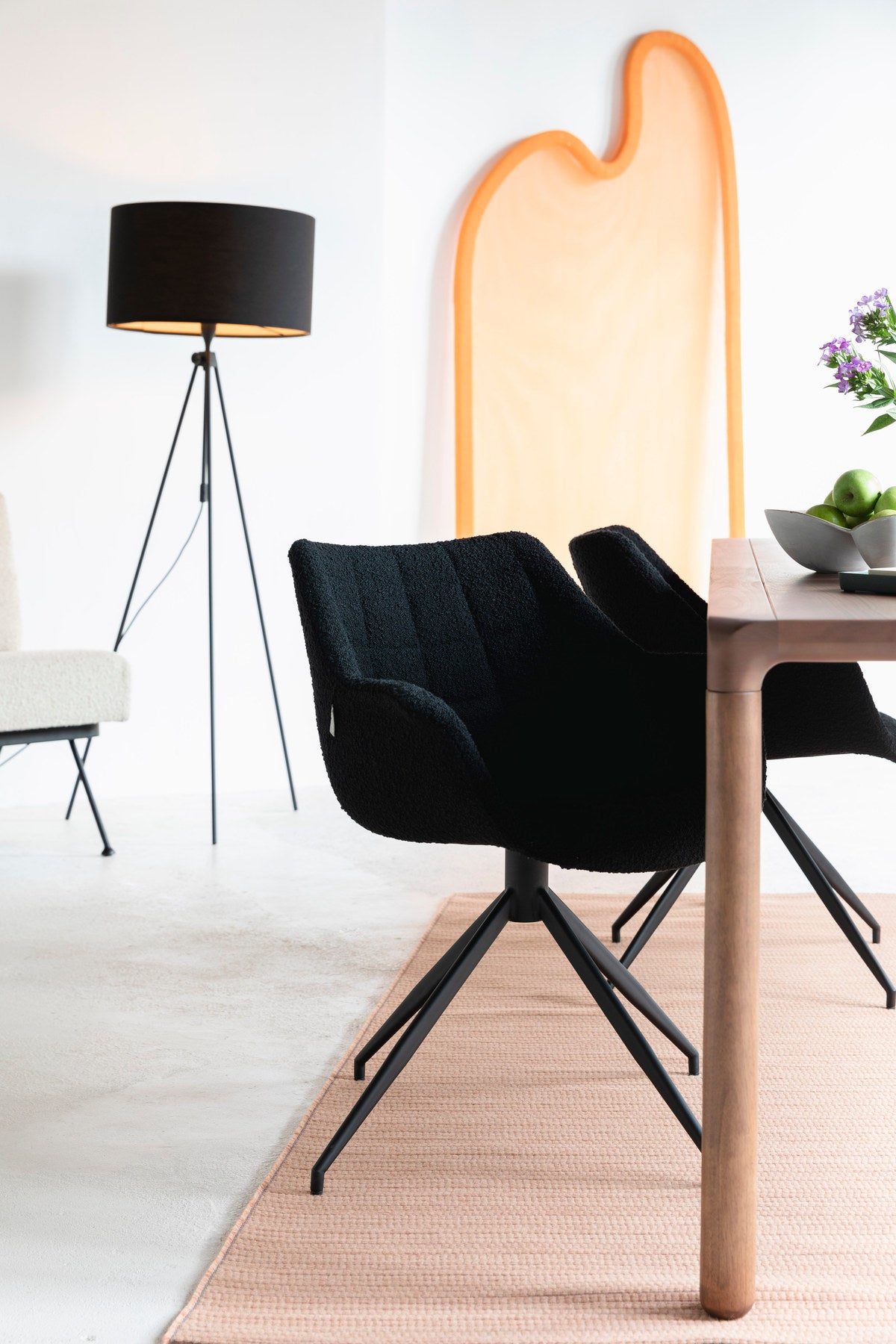 Armlehnstuhl Doulton Swivel in Schwarz präsentiert im Onlineshop von KAQTU Design AG. Dreh-Schalenstuhl mit Armlehnen ist von Zuiver
