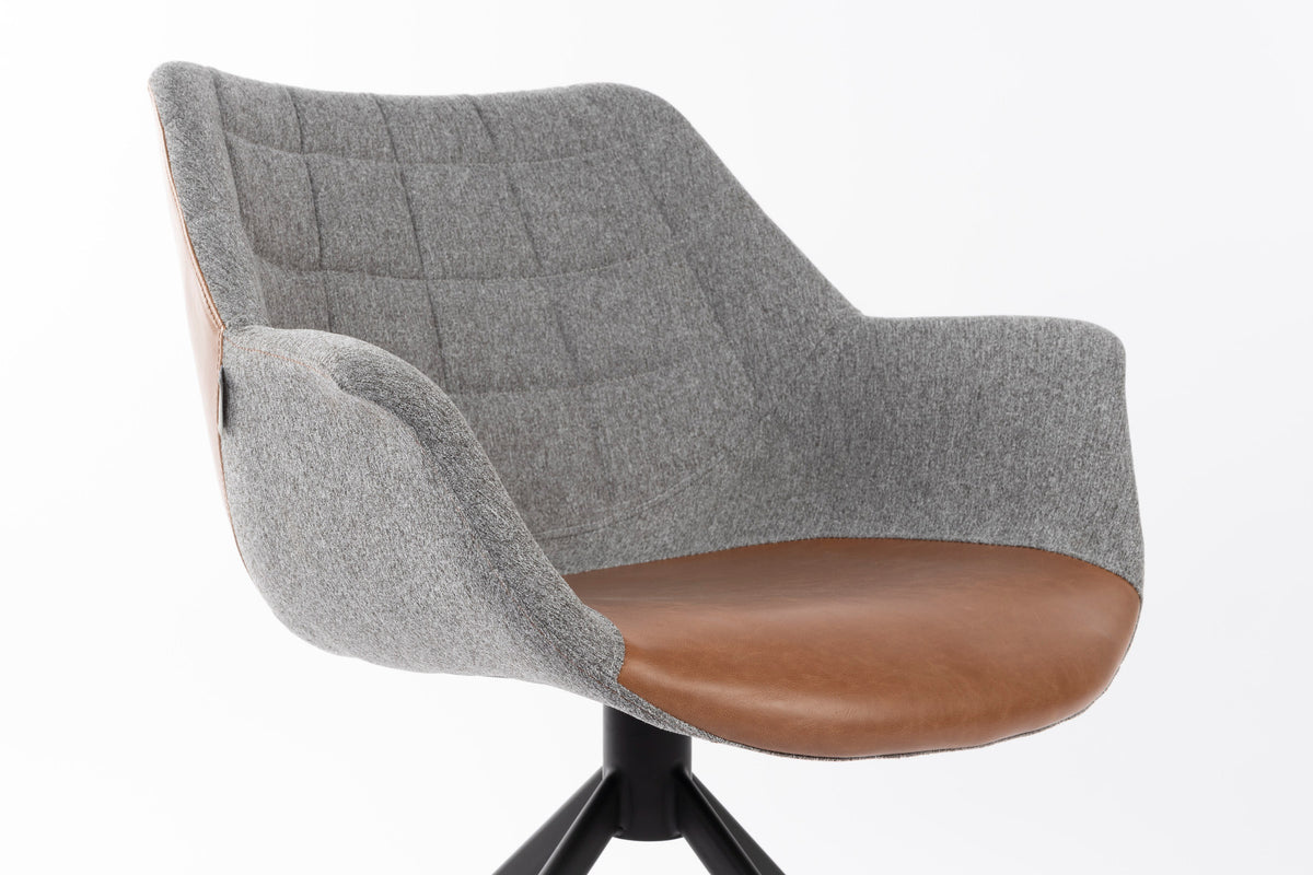 Armlehnstuhl Doulton Swivel in Braun präsentiert im Onlineshop von KAQTU Design AG. Dreh-Schalenstuhl mit Armlehnen ist von Zuiver