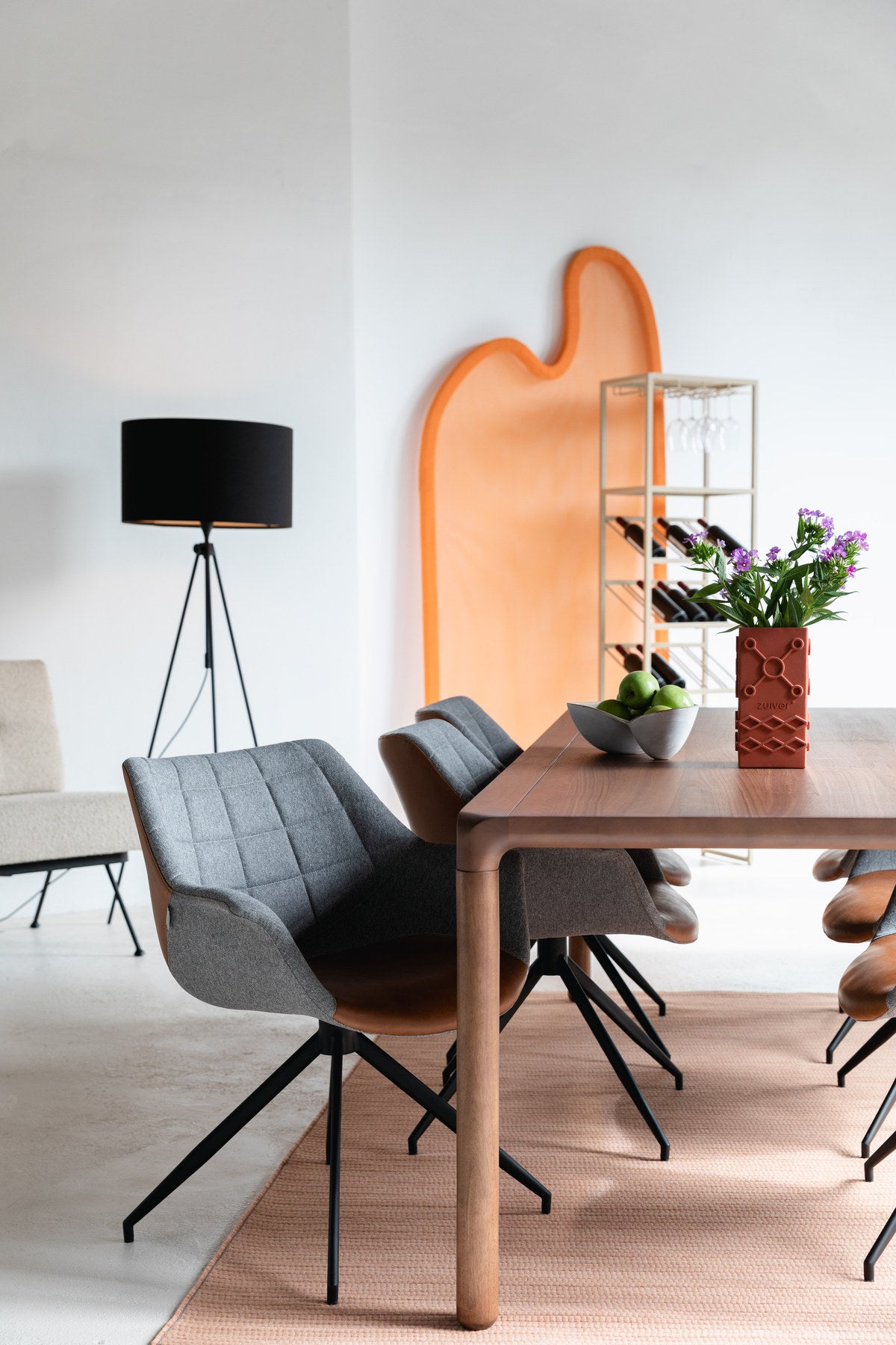 Armlehnstuhl Doulton Swivel in Braun präsentiert im Onlineshop von KAQTU Design AG. Dreh-Schalenstuhl mit Armlehnen ist von Zuiver