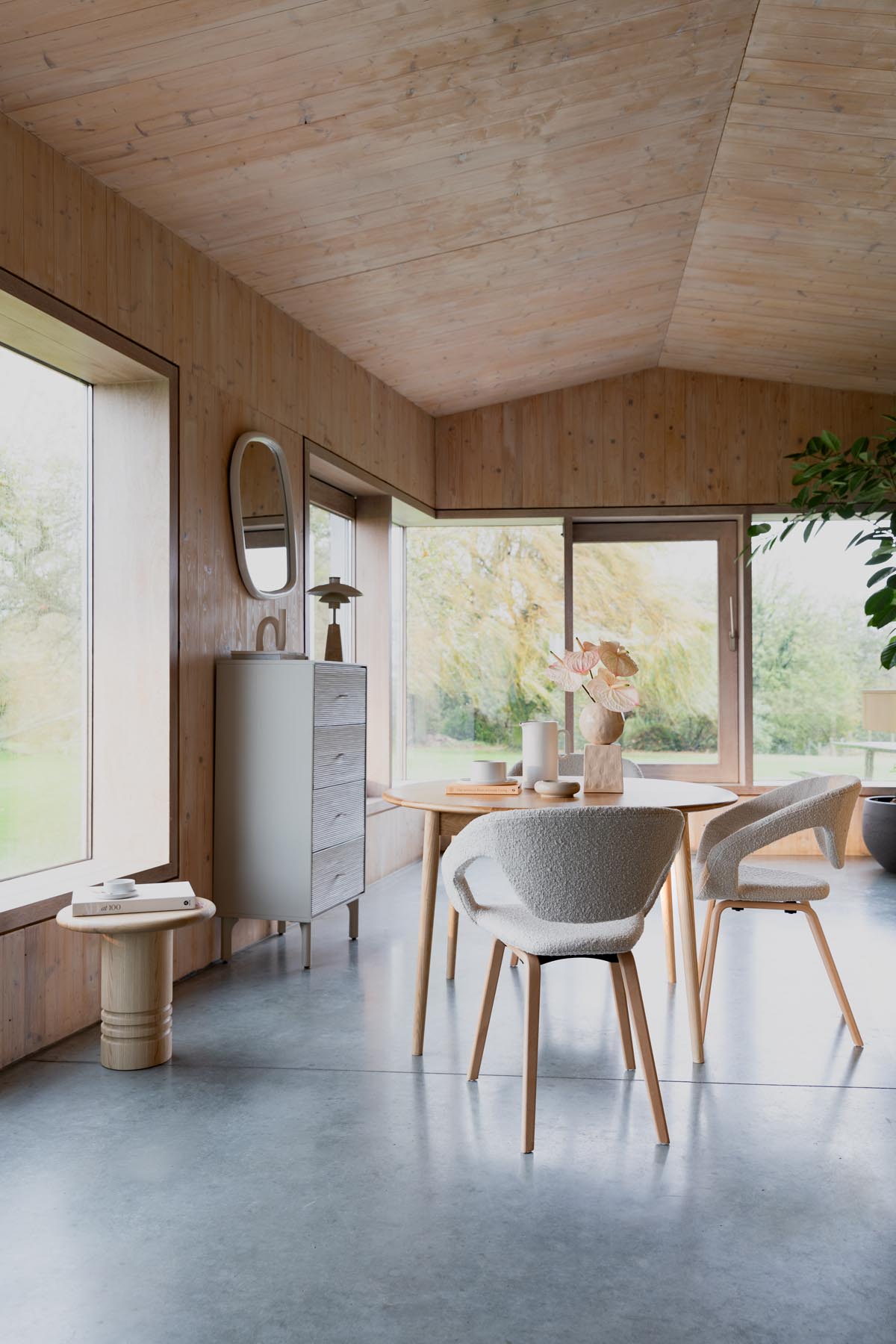 Flexback Stuhl Beige in beige präsentiert im Onlineshop von KAQTU Design AG. Stuhl mit Armlehne ist von Zuiver