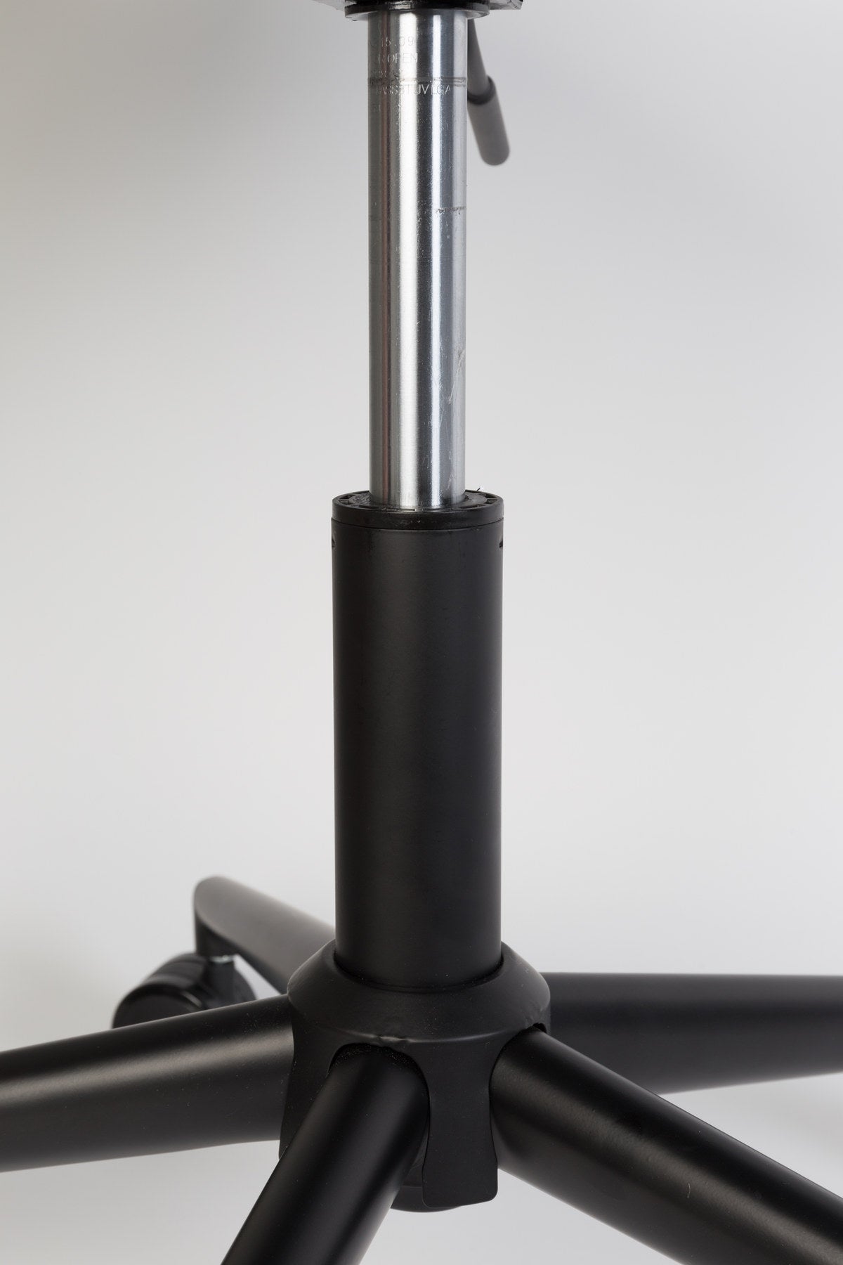Bürostuhl OMG in Grau präsentiert im Onlineshop von KAQTU Design AG. Bürostuhl ist von Zuiver