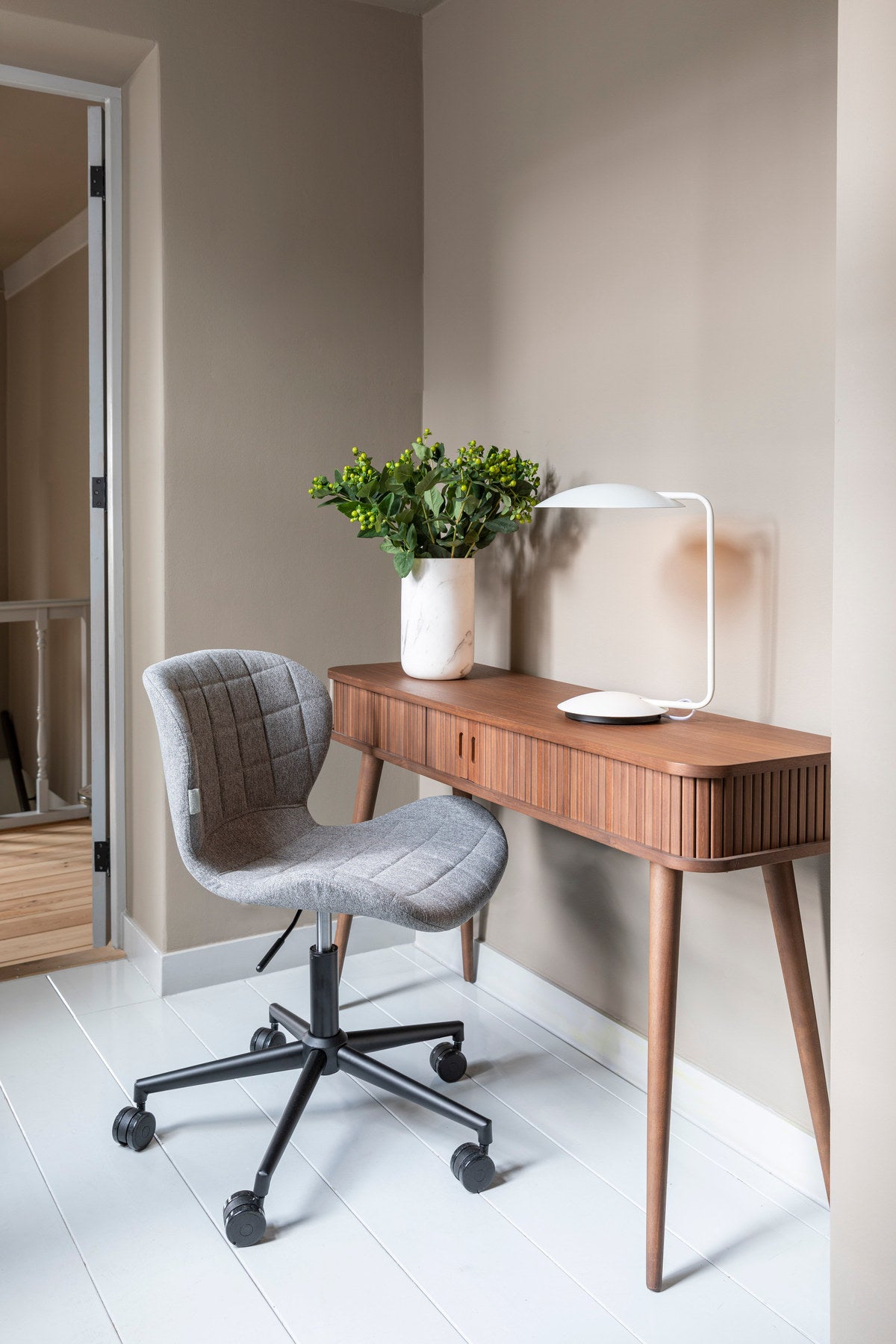 Bürostuhl OMG in Grau präsentiert im Onlineshop von KAQTU Design AG. Bürostuhl ist von Zuiver