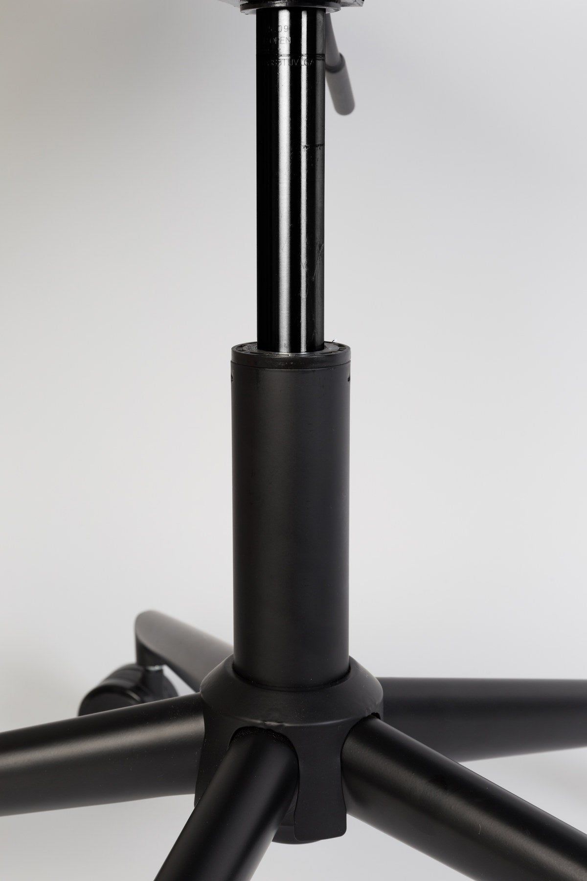 Bürostuhl OMG in Braun präsentiert im Onlineshop von KAQTU Design AG. Bürostuhl ist von Zuiver