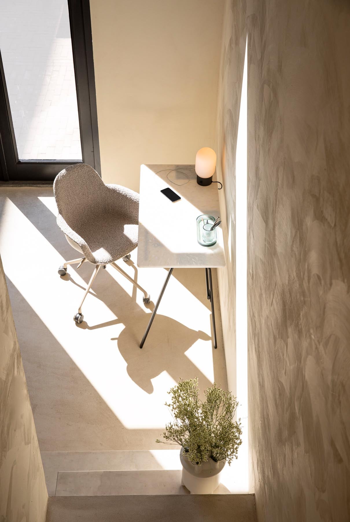 Bürostuhl mit Armlehne Albert Kuip  in Taupe präsentiert im Onlineshop von KAQTU Design AG. Bürostuhl mit Armlehne ist von Zuiver