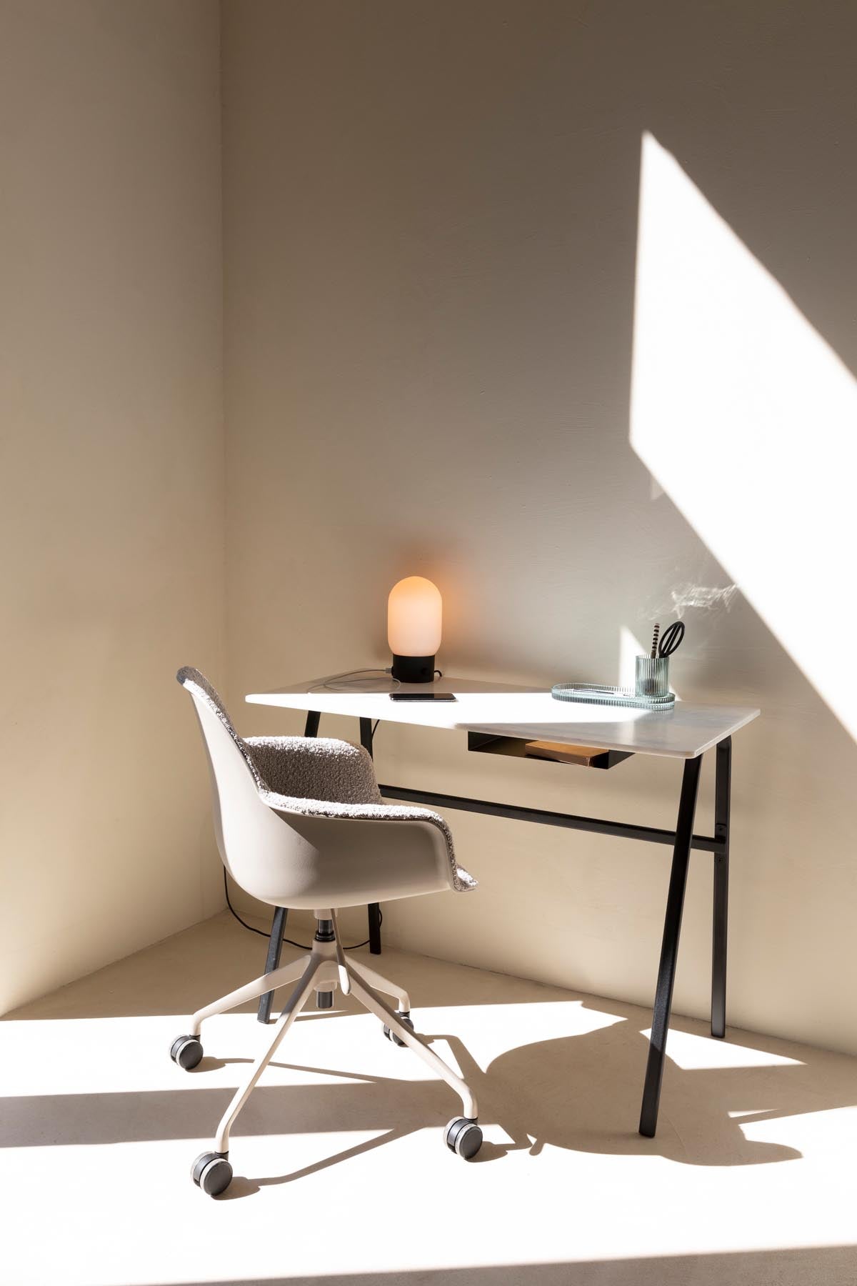 Bürostuhl mit Armlehne Albert Kuip  in Taupe präsentiert im Onlineshop von KAQTU Design AG. Bürostuhl mit Armlehne ist von Zuiver