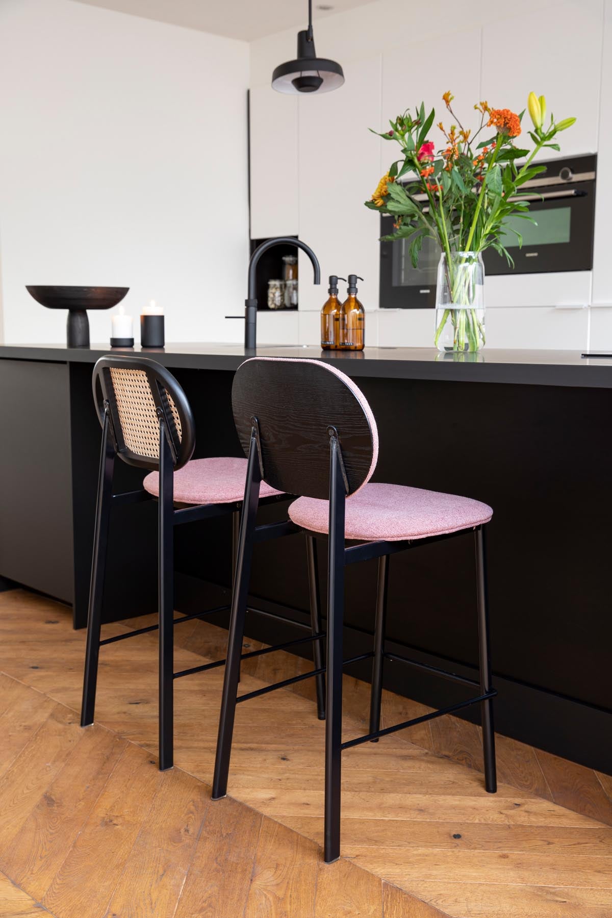 Barstuhl Spike in Rosa präsentiert im Onlineshop von KAQTU Design AG. Barstuhl ist von Zuiver