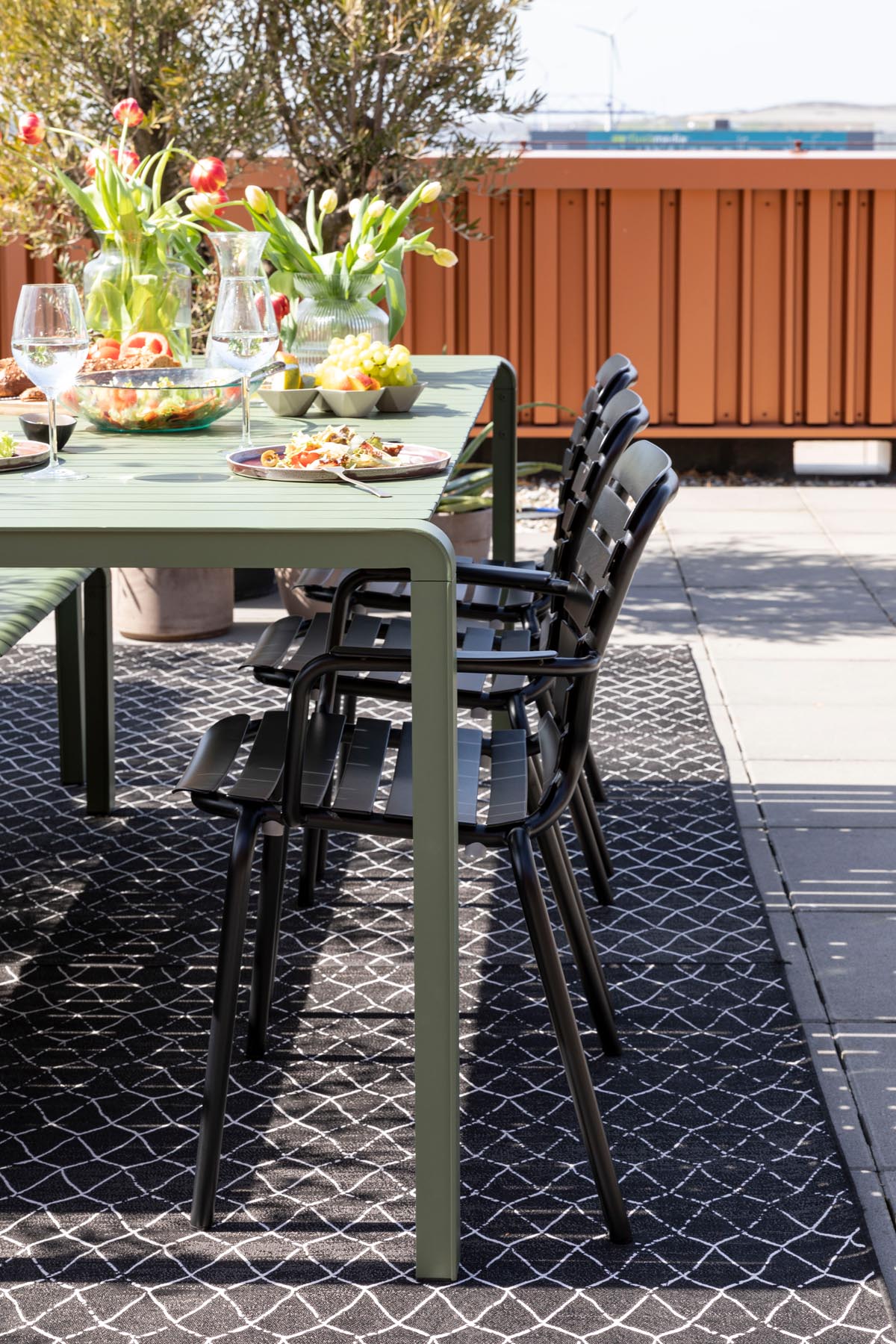 Gartenstuhl Vondel in Schwarz präsentiert im Onlineshop von KAQTU Design AG. Gartenstuhl ist von Zuiver