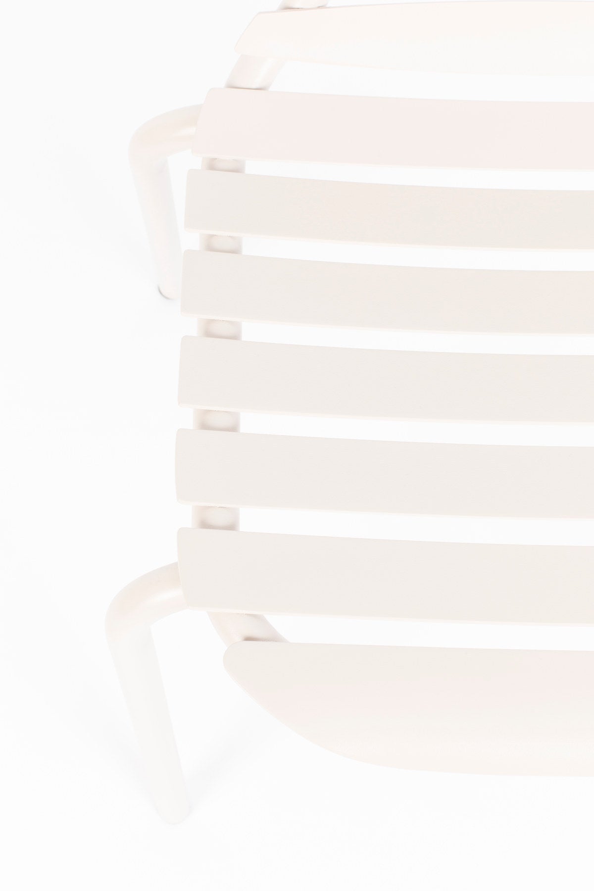 Gartenstuhl Vondel in Weiss präsentiert im Onlineshop von KAQTU Design AG. Gartenstuhl ist von Zuiver