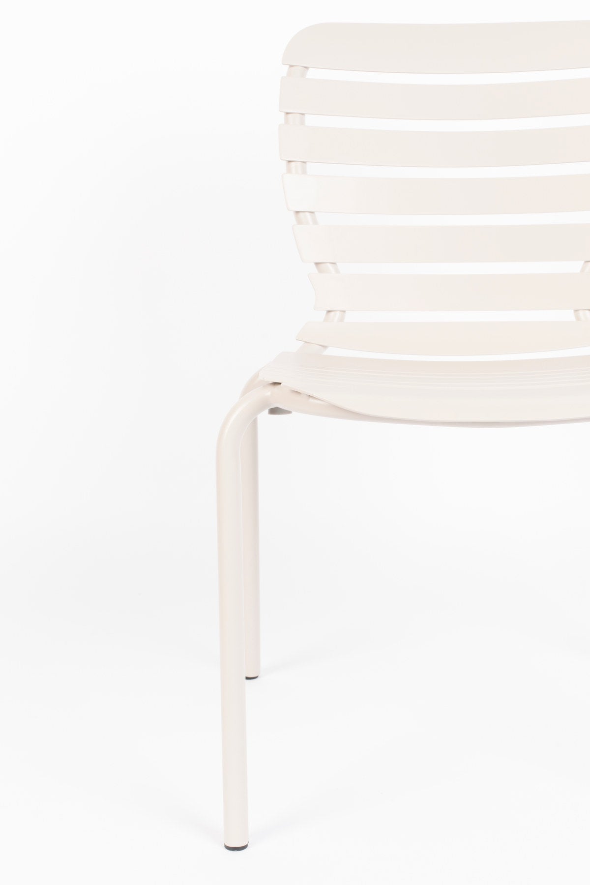 Gartenstuhl Vondel in Weiss präsentiert im Onlineshop von KAQTU Design AG. Gartenstuhl ist von Zuiver