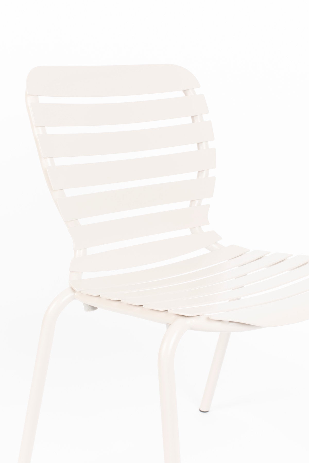 Gartenstuhl Vondel in Weiss präsentiert im Onlineshop von KAQTU Design AG. Gartenstuhl ist von Zuiver