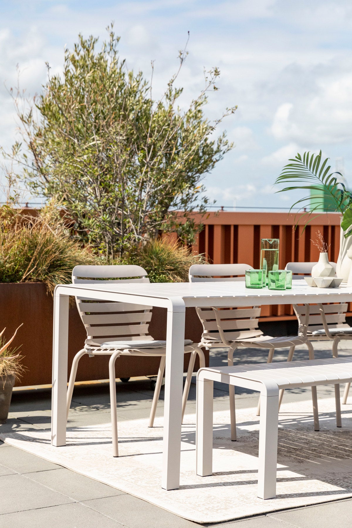 Gartenstuhl Vondel in Weiss präsentiert im Onlineshop von KAQTU Design AG. Gartenstuhl ist von Zuiver