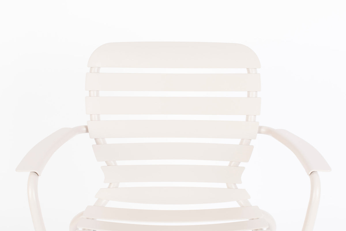 Gartenstuhl mit Armlehne Vondel in Weiss präsentiert im Onlineshop von KAQTU Design AG. Gartenstuhl mit Armlehnen ist von Zuiver